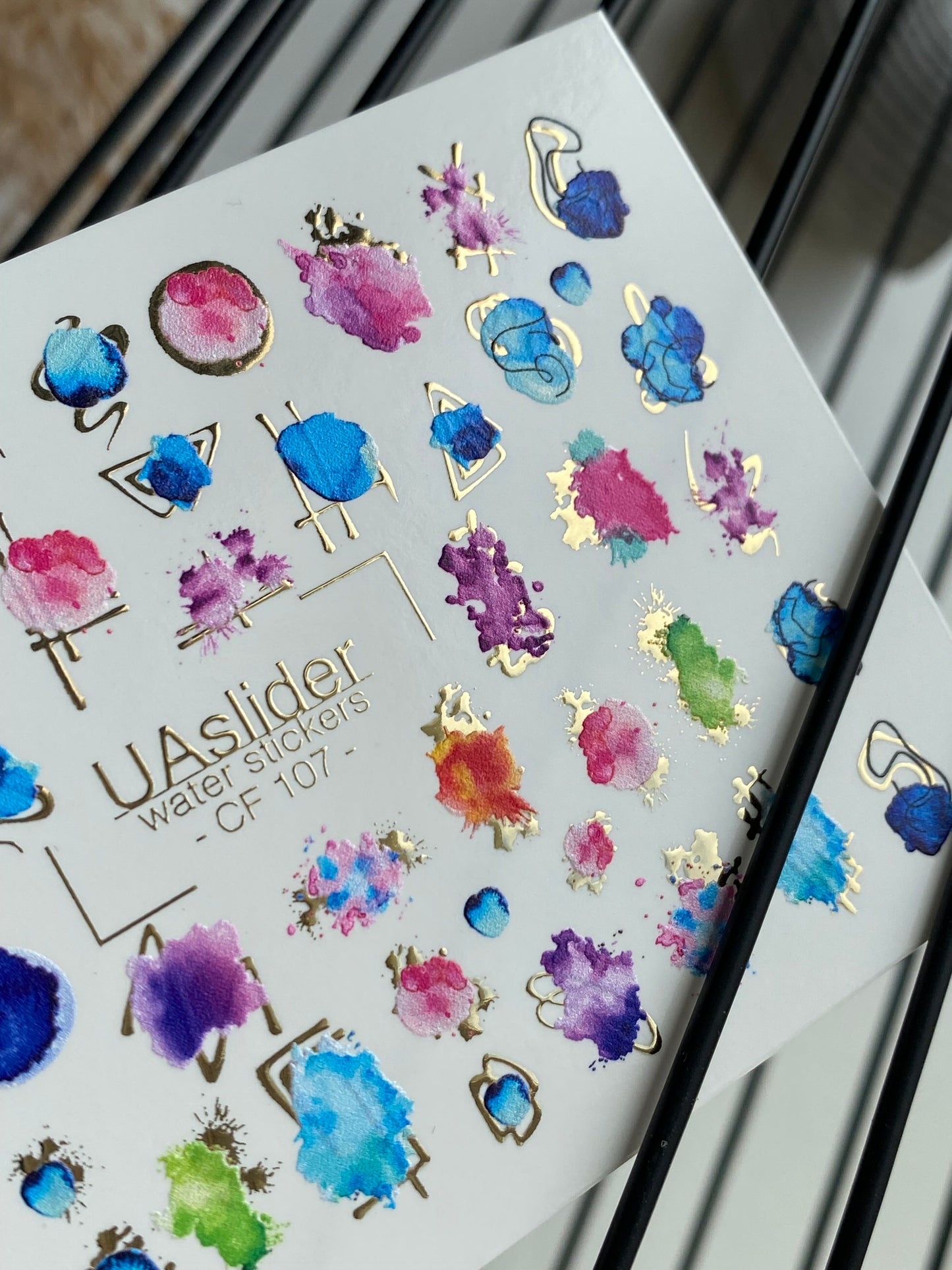 Nagel-Wasserabziehbild CF-107 | Abstrakte Wasserfolien-Nagelabziehbilder | Farbspritzer, Aquarellflecken & Goldakzente