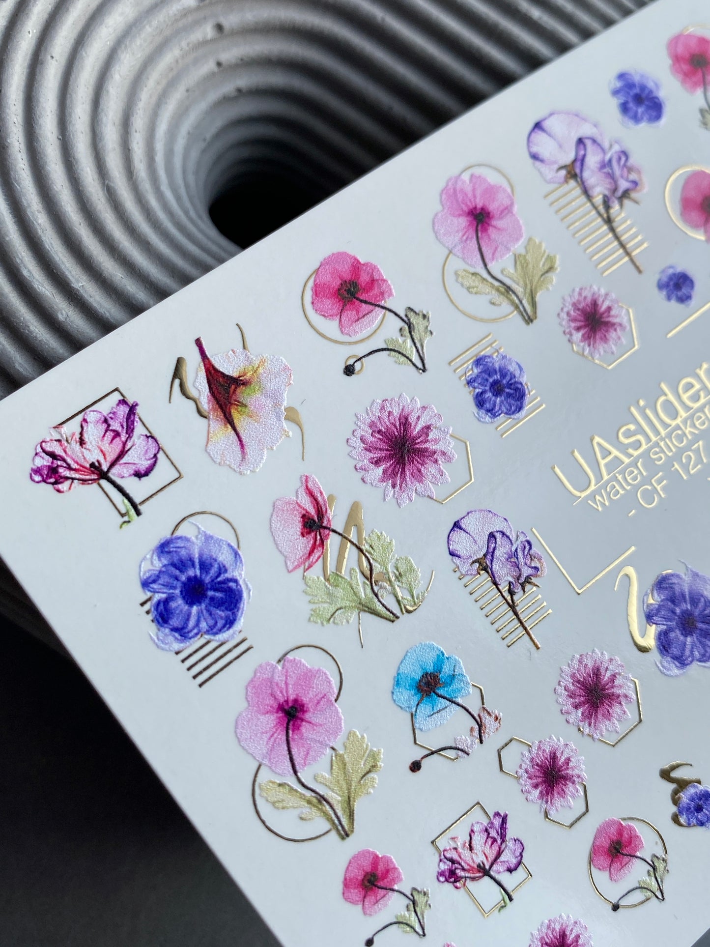 Nagel Wasserabziehbild CF-127 | Florale Nagel Wasserabziehbilder | Rosa, Blaue & Lila Blumen mit Geometrischen Goldakzenten