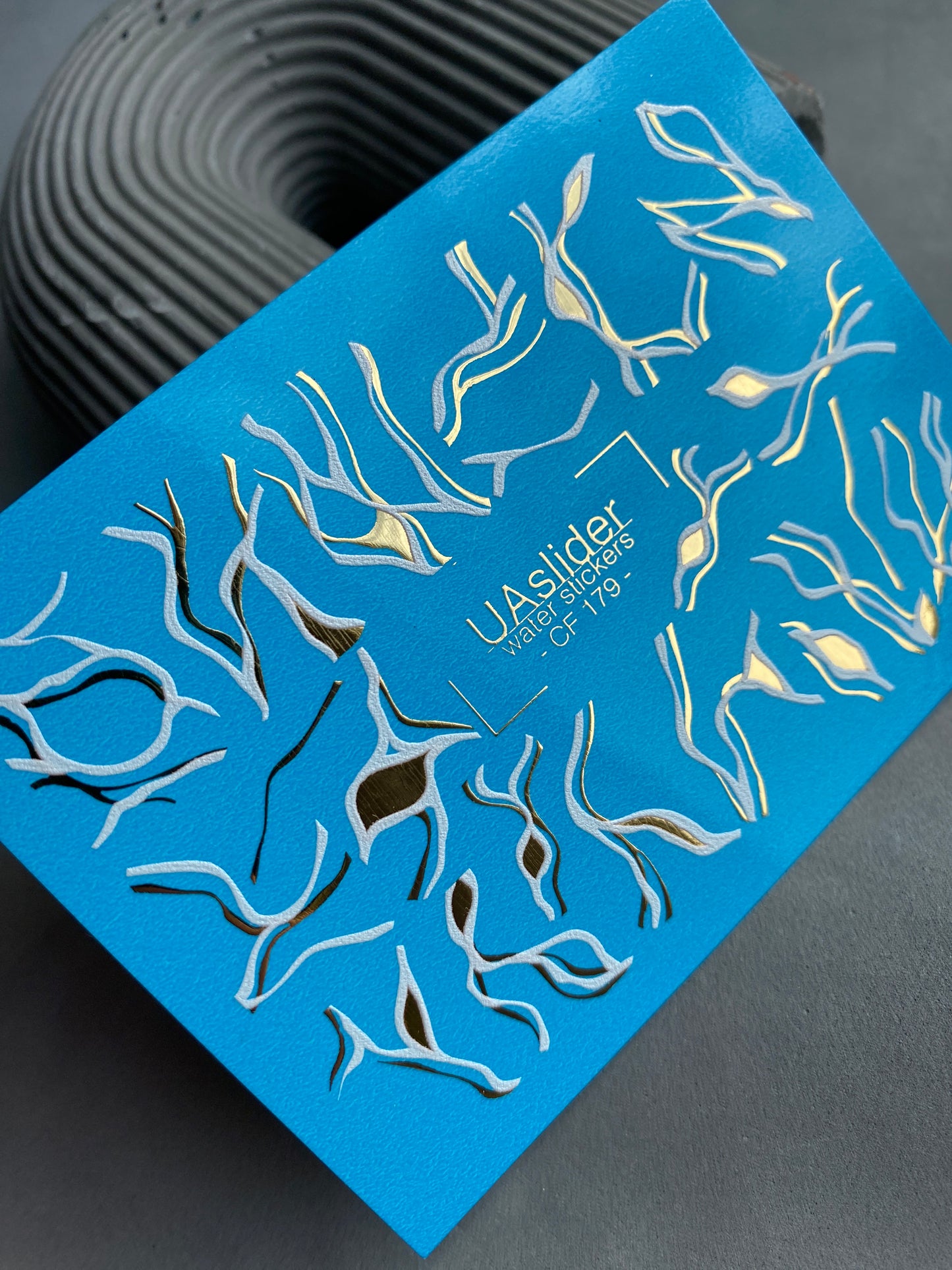 Nagel Wasserabziehbild CF-179 | Abstrakte Linien Nagel Wasserabziehbilder | Welliges Weiß & Gold Minimalistisches Design