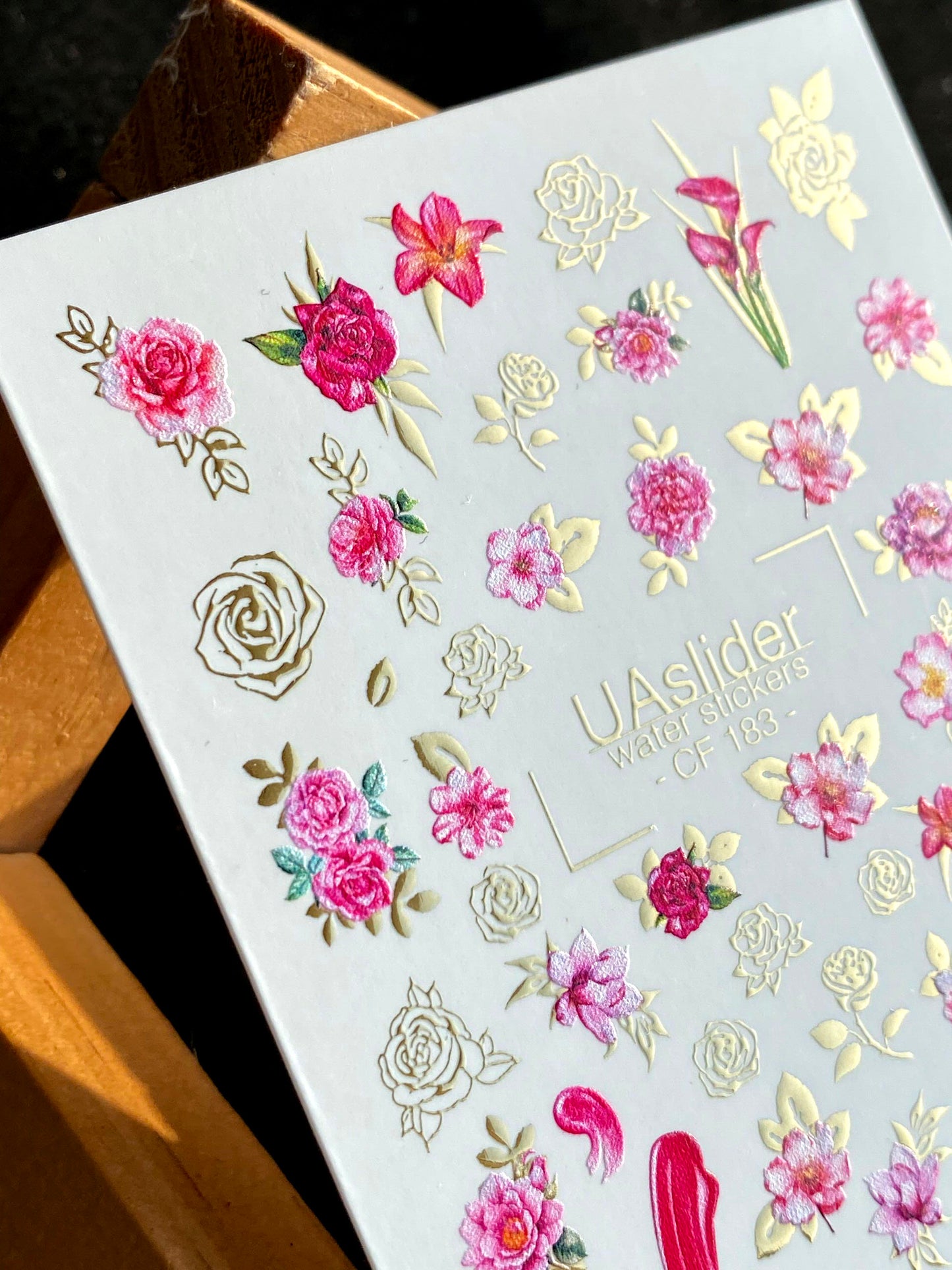 Nagel Wasserabziehbild CF-183 | Nagel Wasserabziehbilder | Rosa & Rote Blumen mit Goldenen Details