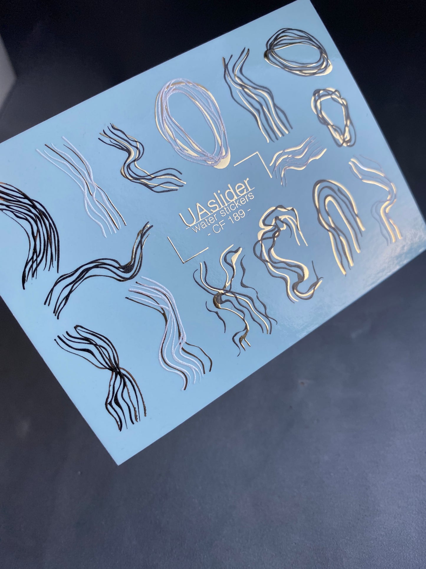 Nagel Wasserabziehbild CF-189 | Nagel Wasserabziehbilder | Abstrakte Linienkunst mit goldenen Akzenten