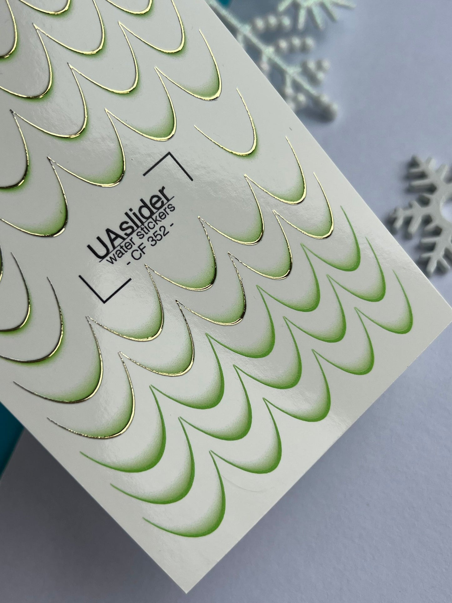 Décalcomanie d'ongles à l'eau CF-352 | Décalcomanies à glissière d'eau pour ongles | Pointes françaises vertes avec contour doré