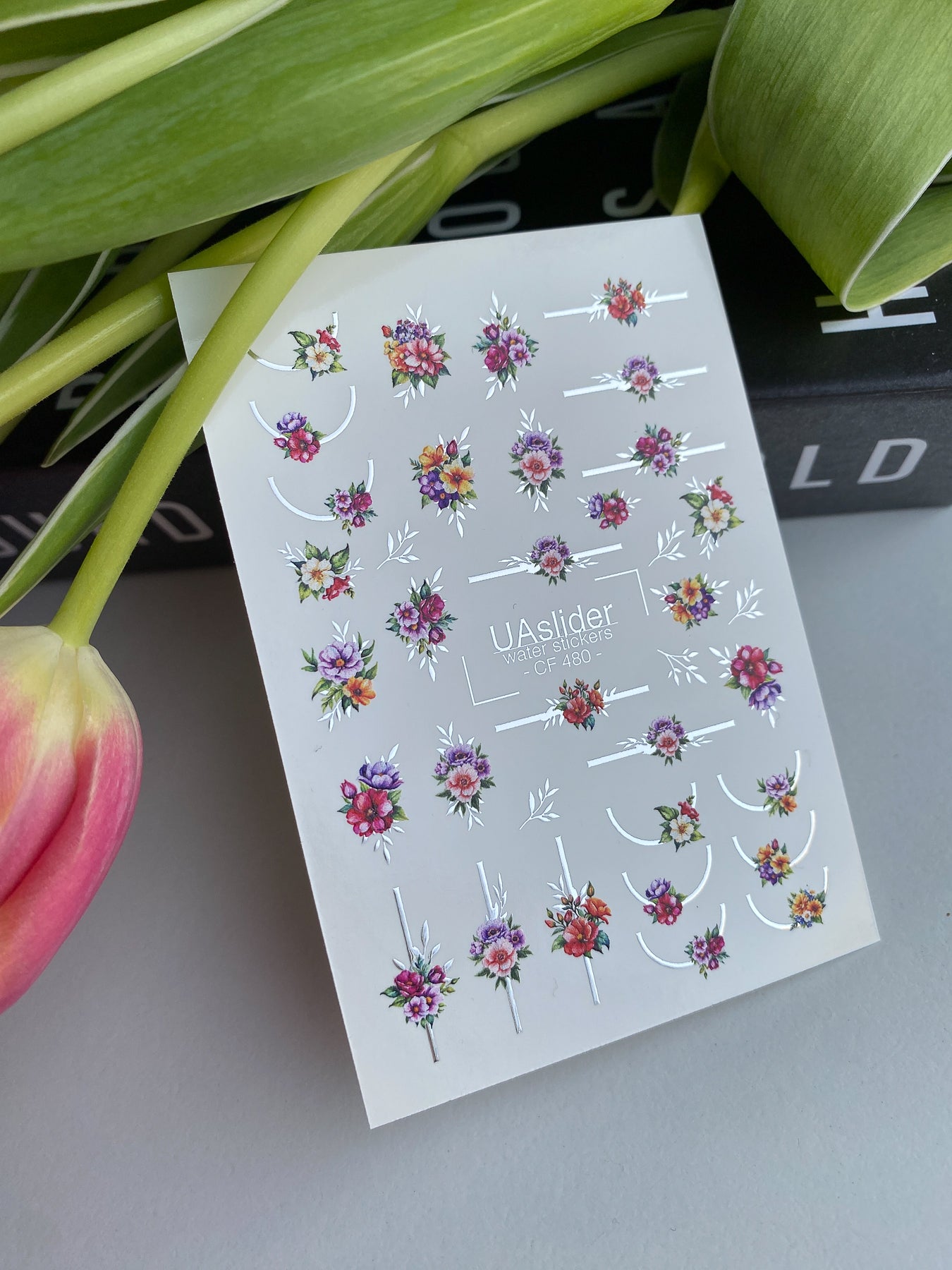 Nagel Wasserabziehbild CF-480 | Bunte Florale Nagel Wasserabziehbilder | Helle Blumen mit Minimalistischen Linien