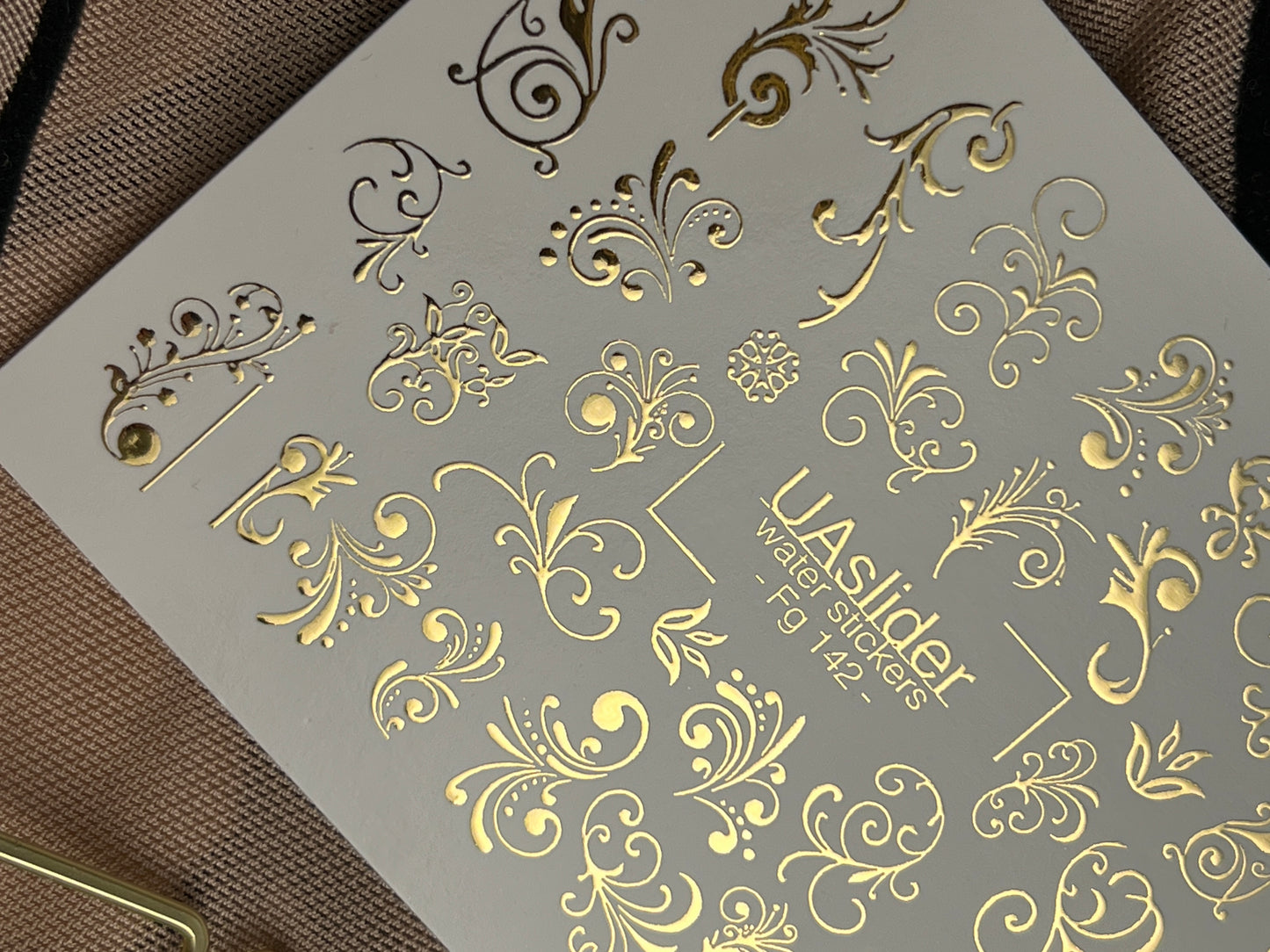 Nagel Wasserabziehbild Fg-142 | Wasserabzieh-Nagelaufkleber mit goldenen Wirbeln und Ornamenten | Elegante Nagelkunst