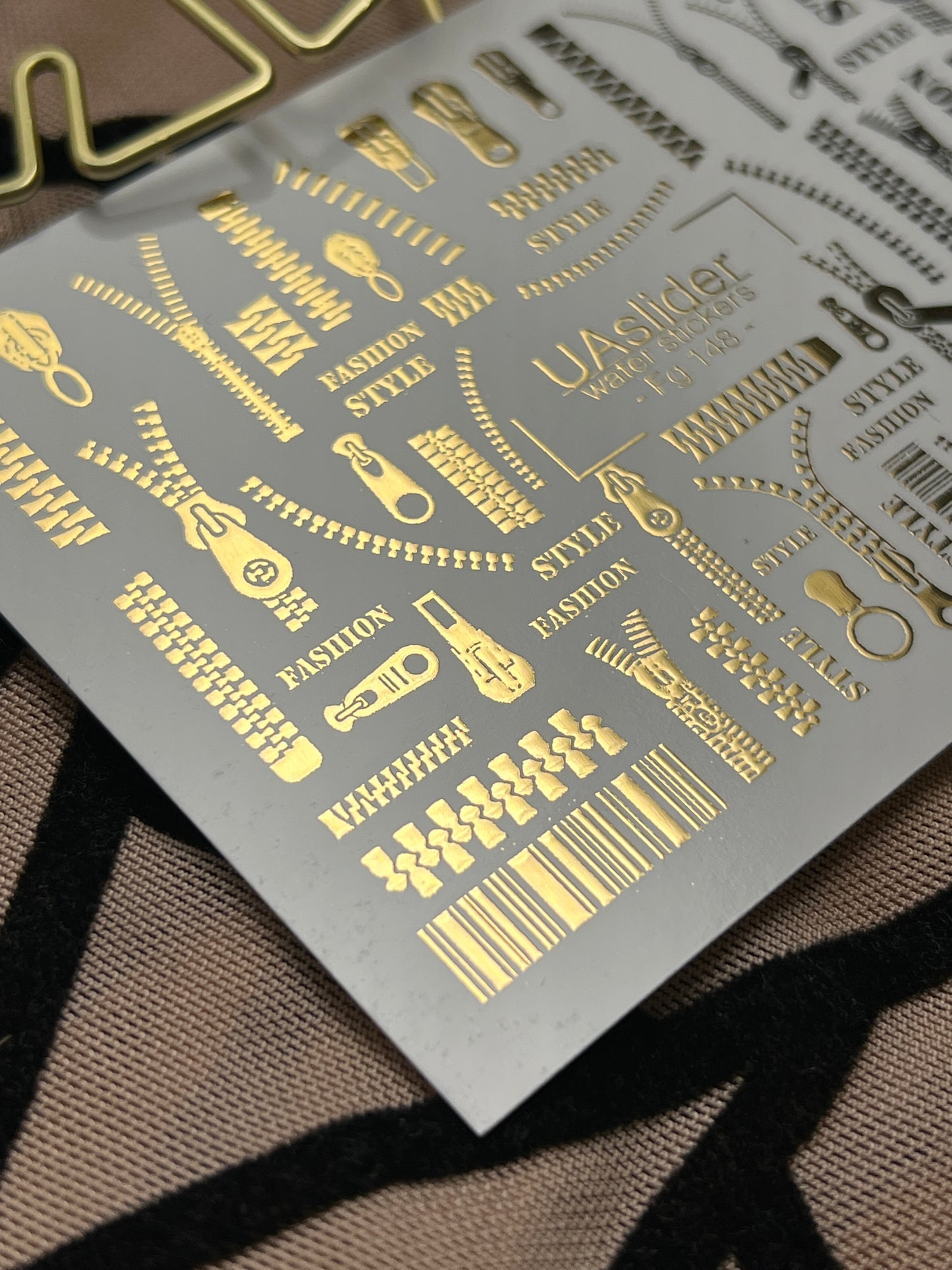 Nagel Water Decal Fg-148 | Water Slide Nagel Decals met Gouden Ritsen en Barcode | Modieuze Stijl Nagelkunst