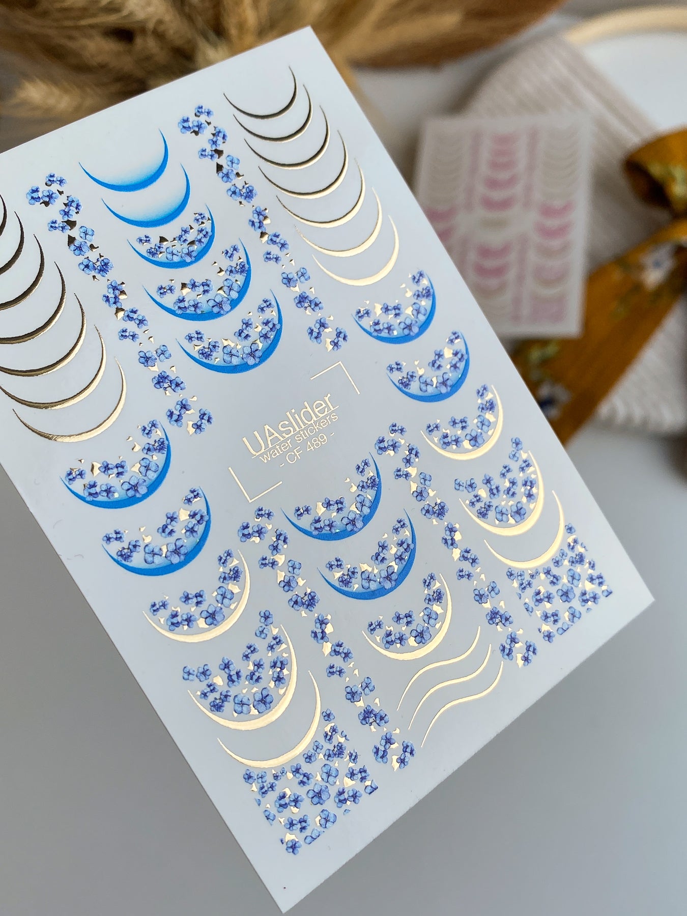 Décalcomanie d'eau pour ongles CF-489 | Décalcomanies d'eau pour ongles Myosotis bleues avec accents dorés | Design floral français