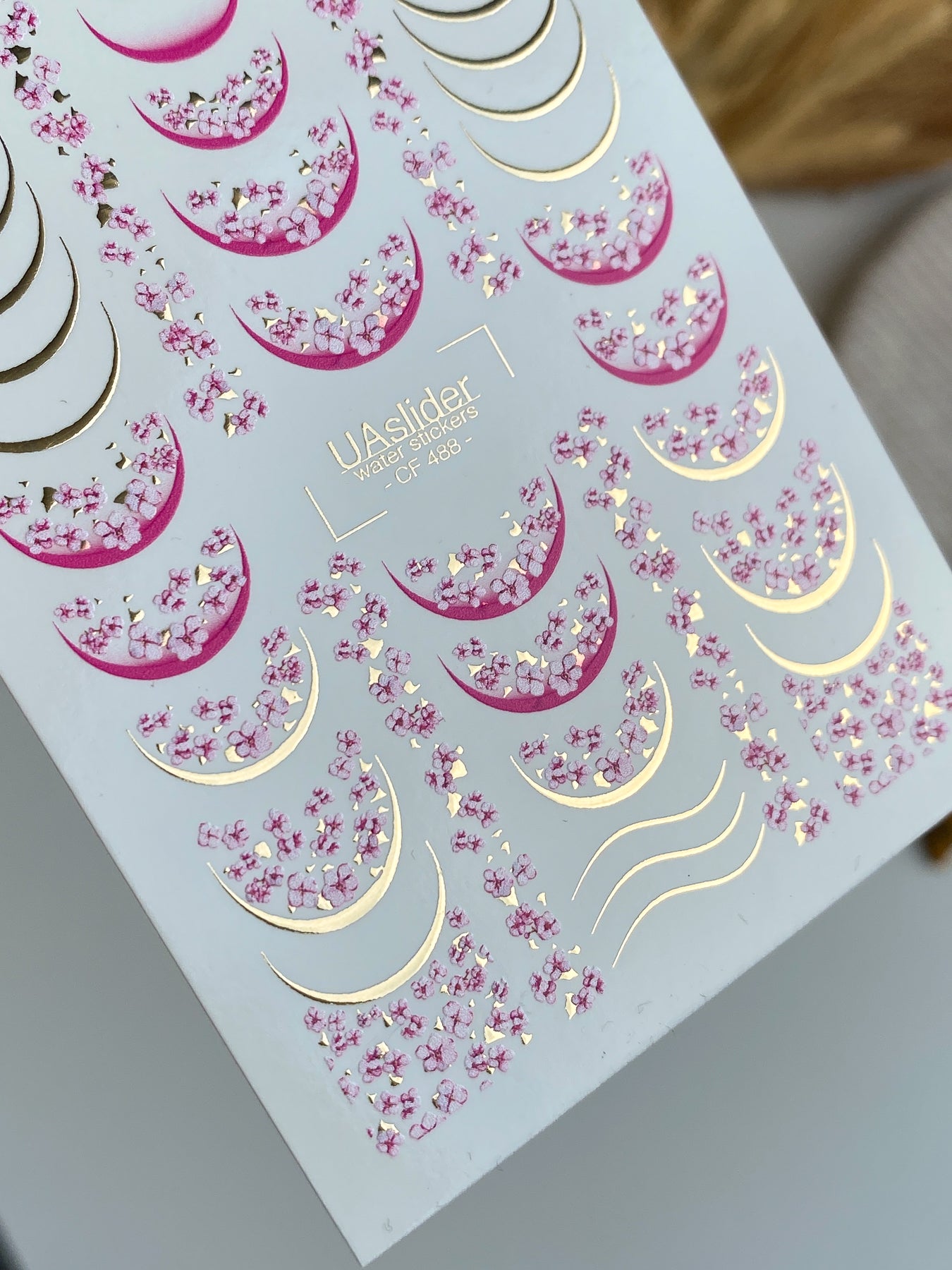 Décalcomanie d'eau pour ongles CF-488 | Décalcomanies d'eau pour ongles Sakura Blossom avec accents dorés | Design floral français