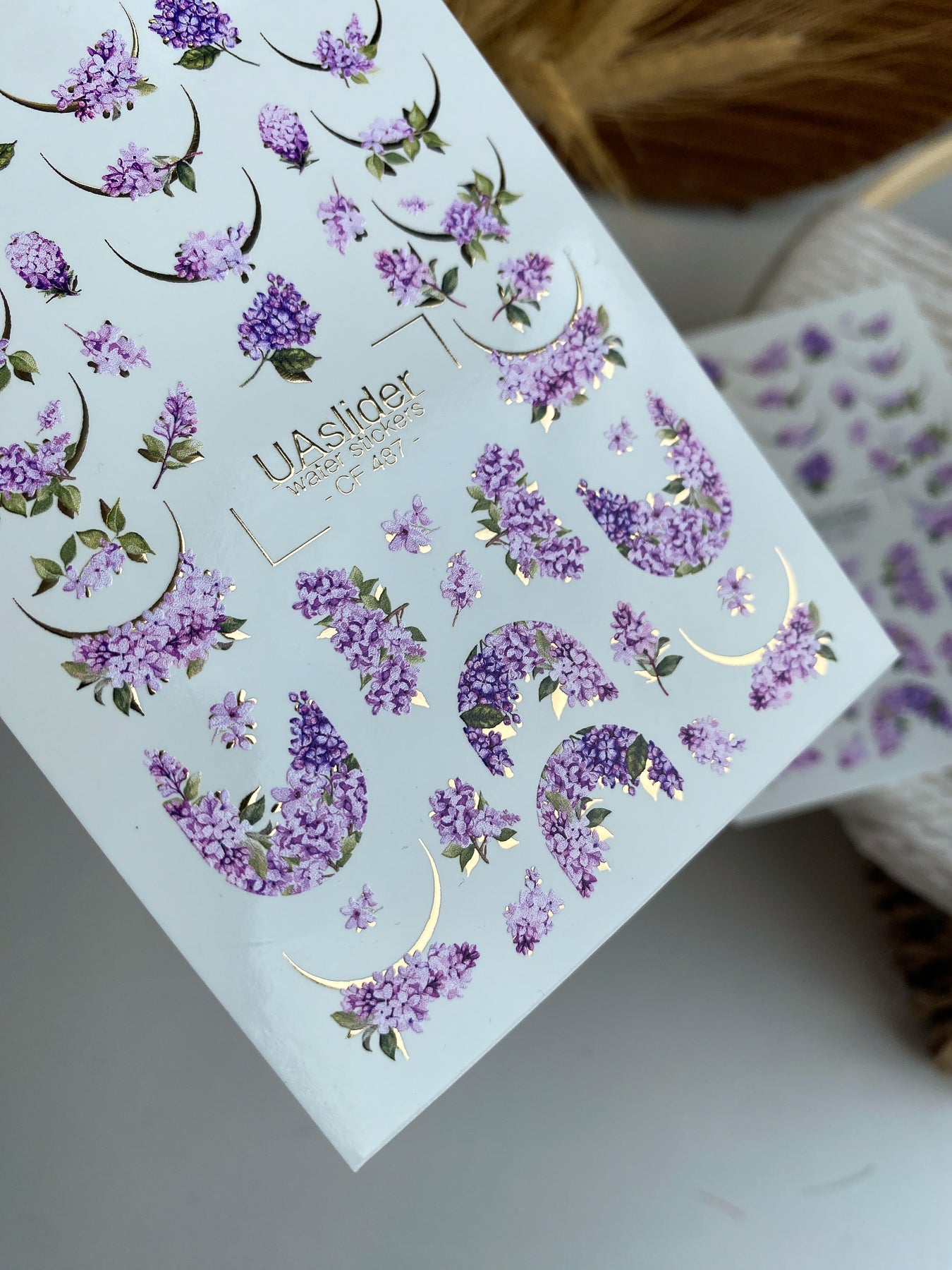 Décalcomanie d'eau pour ongles CF-487 | Décalcomanies d'eau pour ongles Fleur de Lilas avec accents dorés | Design floral