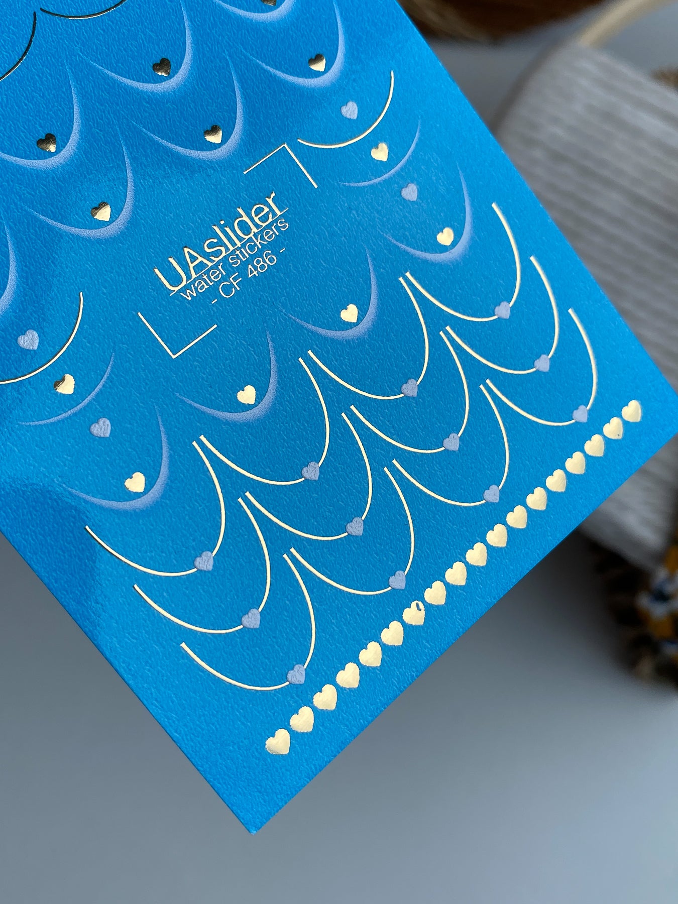 Adesivo de Água para Unhas CF-486 | Adesivos de Água para Unhas Francesas Azuis com Corações Dourados | Design Romântico