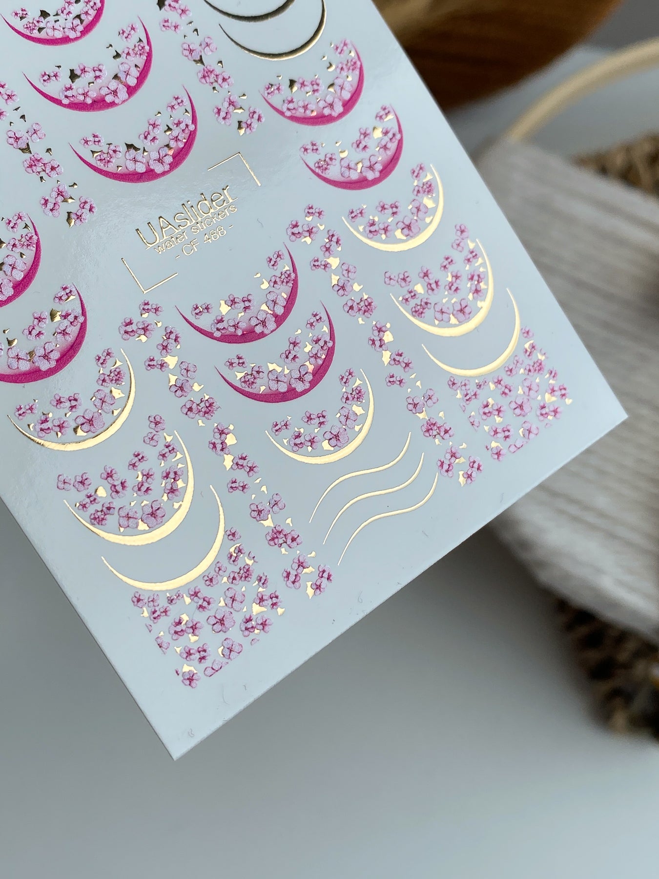 Décalcomanie d'eau pour ongles CF-488 | Décalcomanies d'eau pour ongles Sakura Blossom avec accents dorés | Design floral français