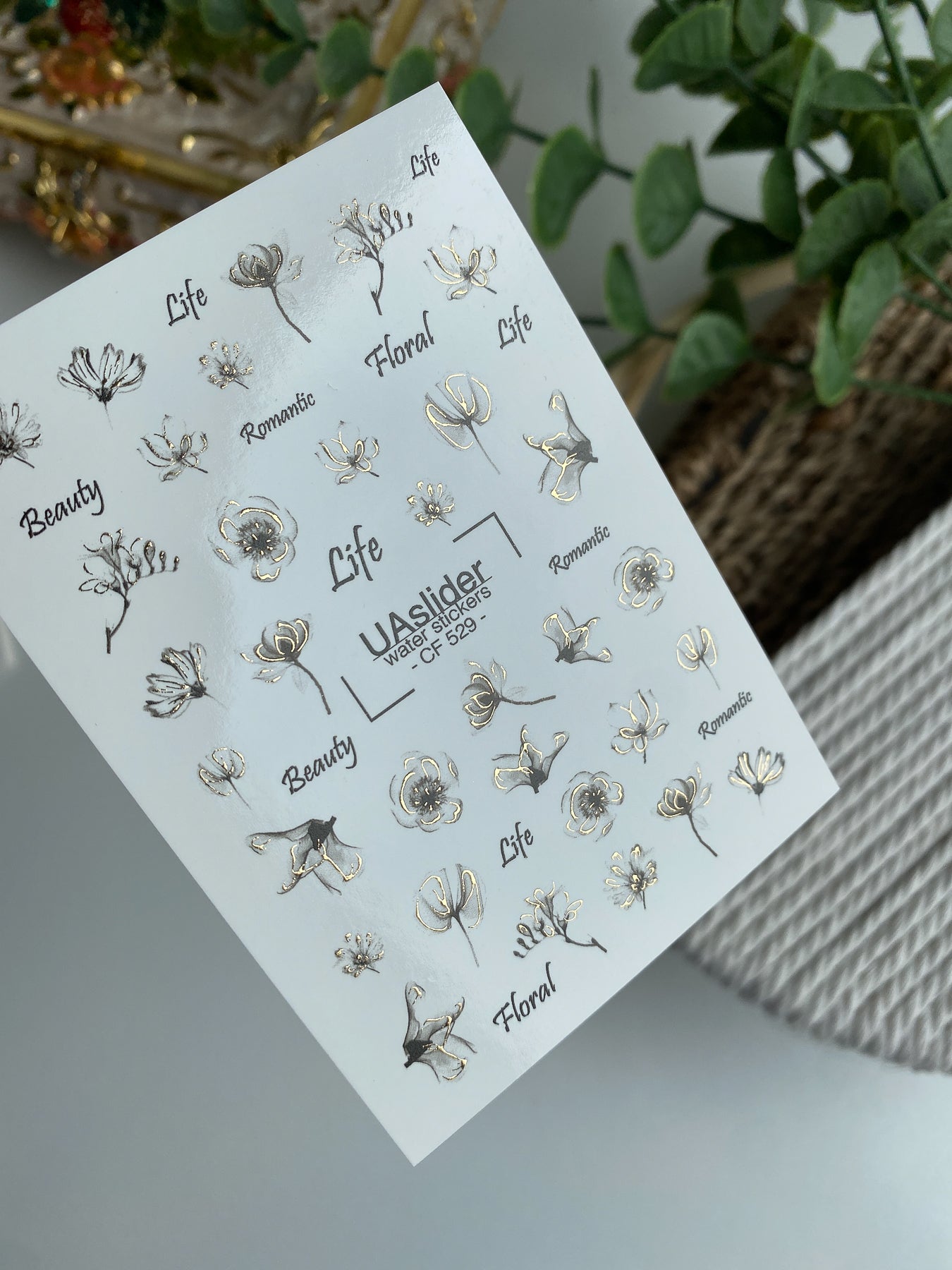 Nagel Wasserabziehbild CF-529 | Wasserfolien Nagelabziehbilder mit minimalistischen schwarzen & goldenen Blumen | Elegante florale Nagelkunst