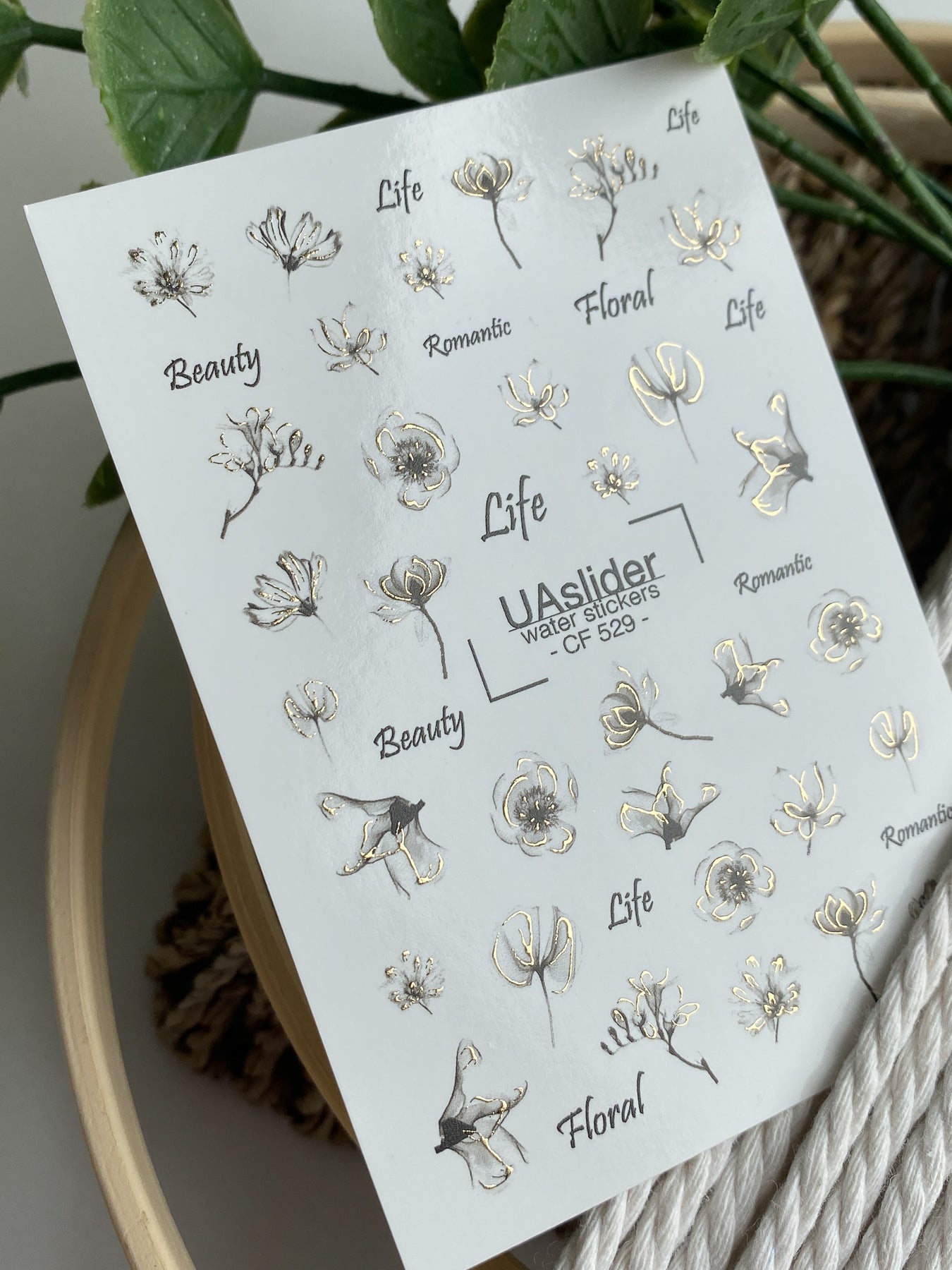 Nagel Wasserabziehbild CF-529 | Wasserfolien Nagelabziehbilder mit minimalistischen schwarzen & goldenen Blumen | Elegante florale Nagelkunst