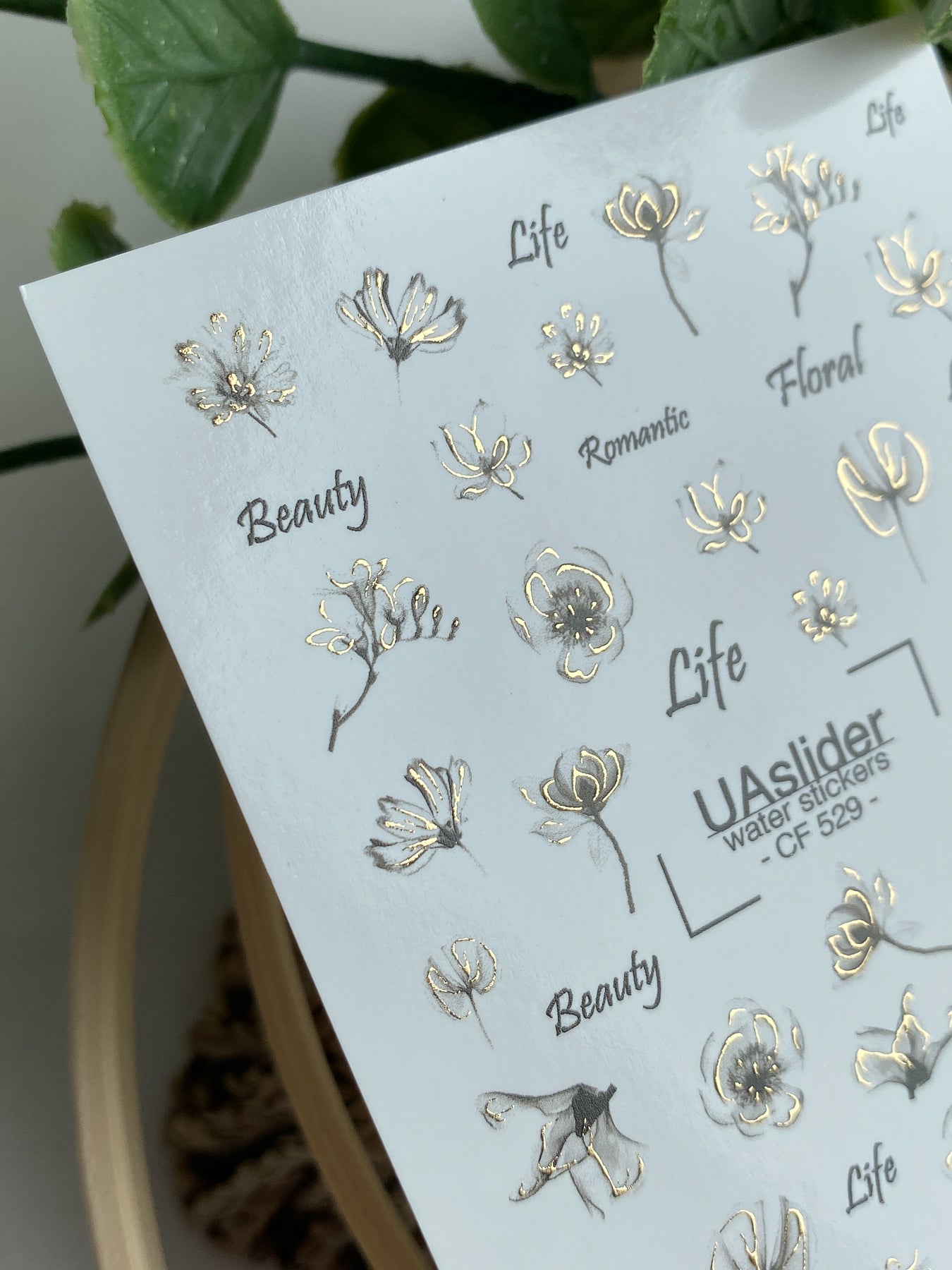 Nagel Wasserabziehbild CF-529 | Wasserfolien Nagelabziehbilder mit minimalistischen schwarzen & goldenen Blumen | Elegante florale Nagelkunst