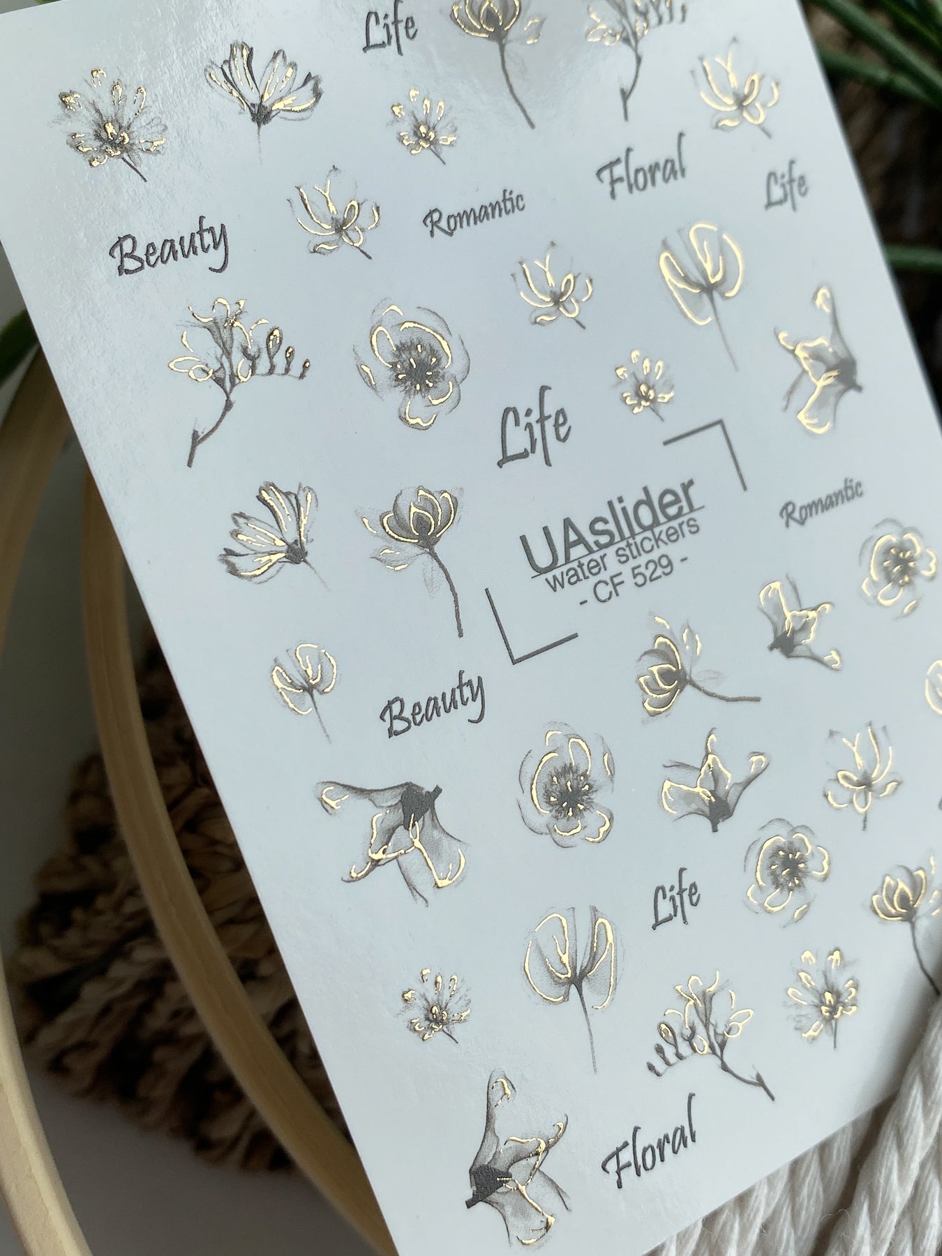 Nagel Wasserabziehbild CF-529 | Wasserfolien Nagelabziehbilder mit minimalistischen schwarzen & goldenen Blumen | Elegante florale Nagelkunst