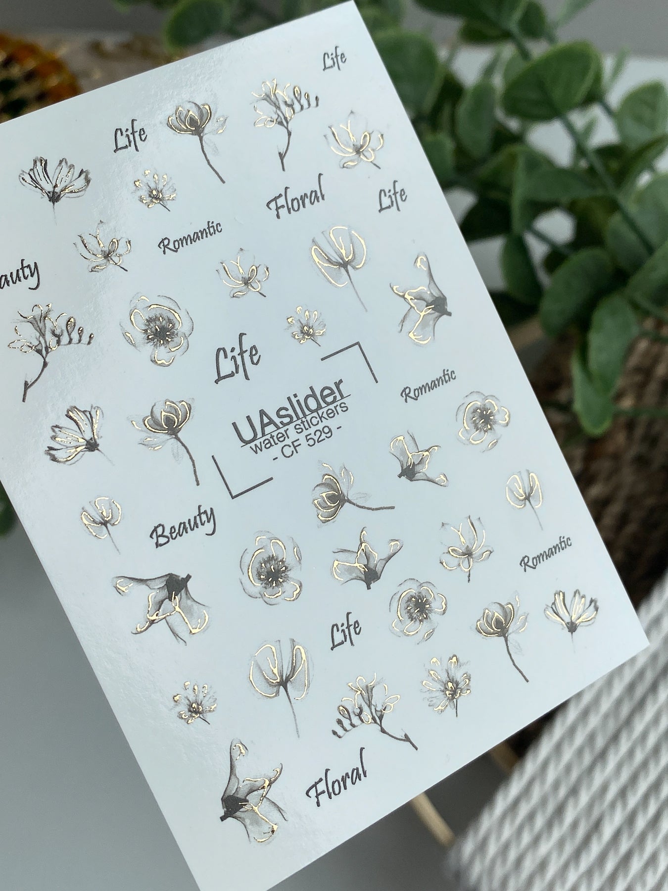 Nagel Wasserabziehbild CF-529 | Wasserfolien Nagelabziehbilder mit minimalistischen schwarzen & goldenen Blumen | Elegante florale Nagelkunst