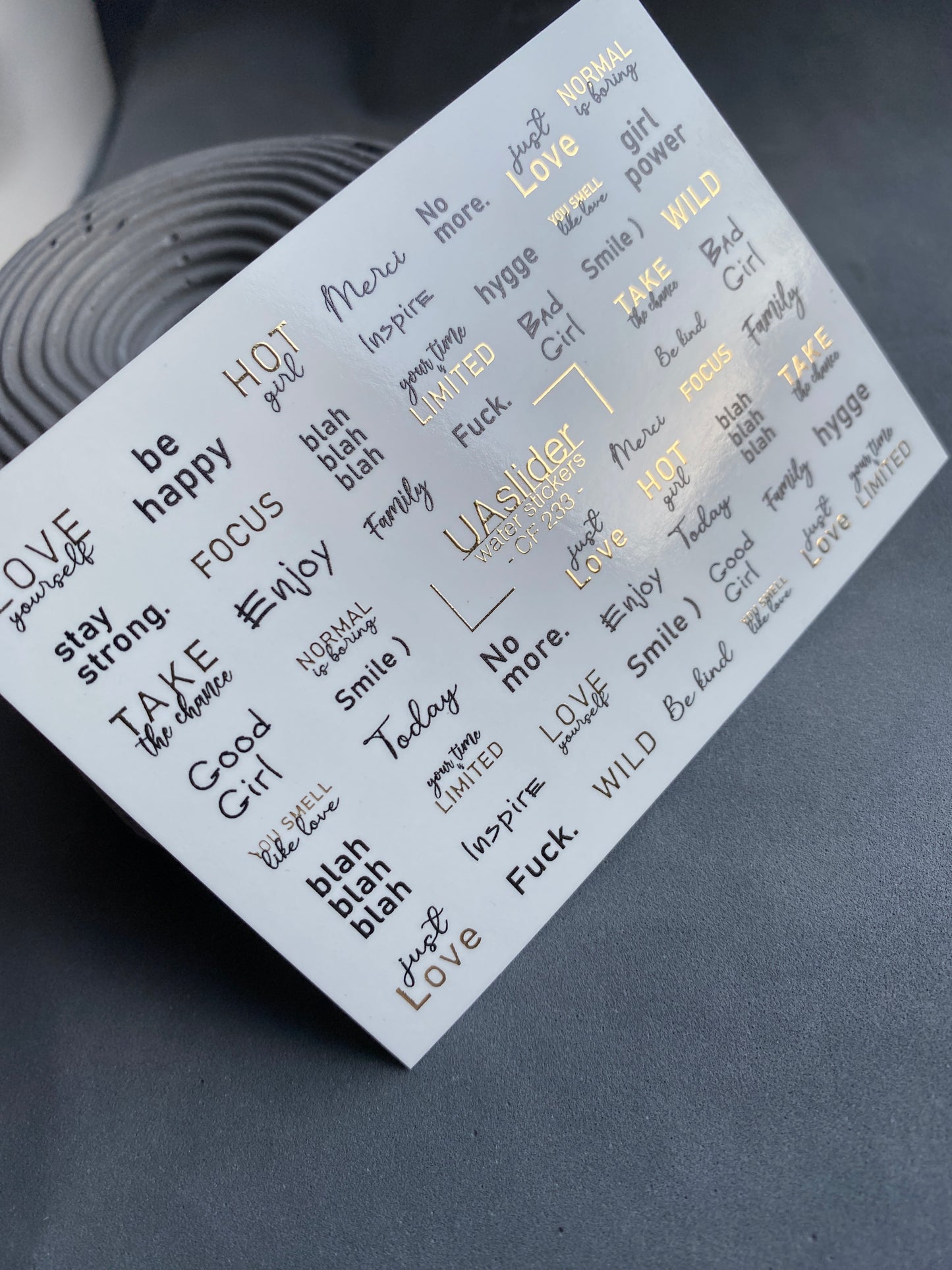 Nagel Wasserabziehbild CF-233 | Minimalistische Schrift Wasserabzieh-Nagelbilder | Moderne Zitate & Goldene Details