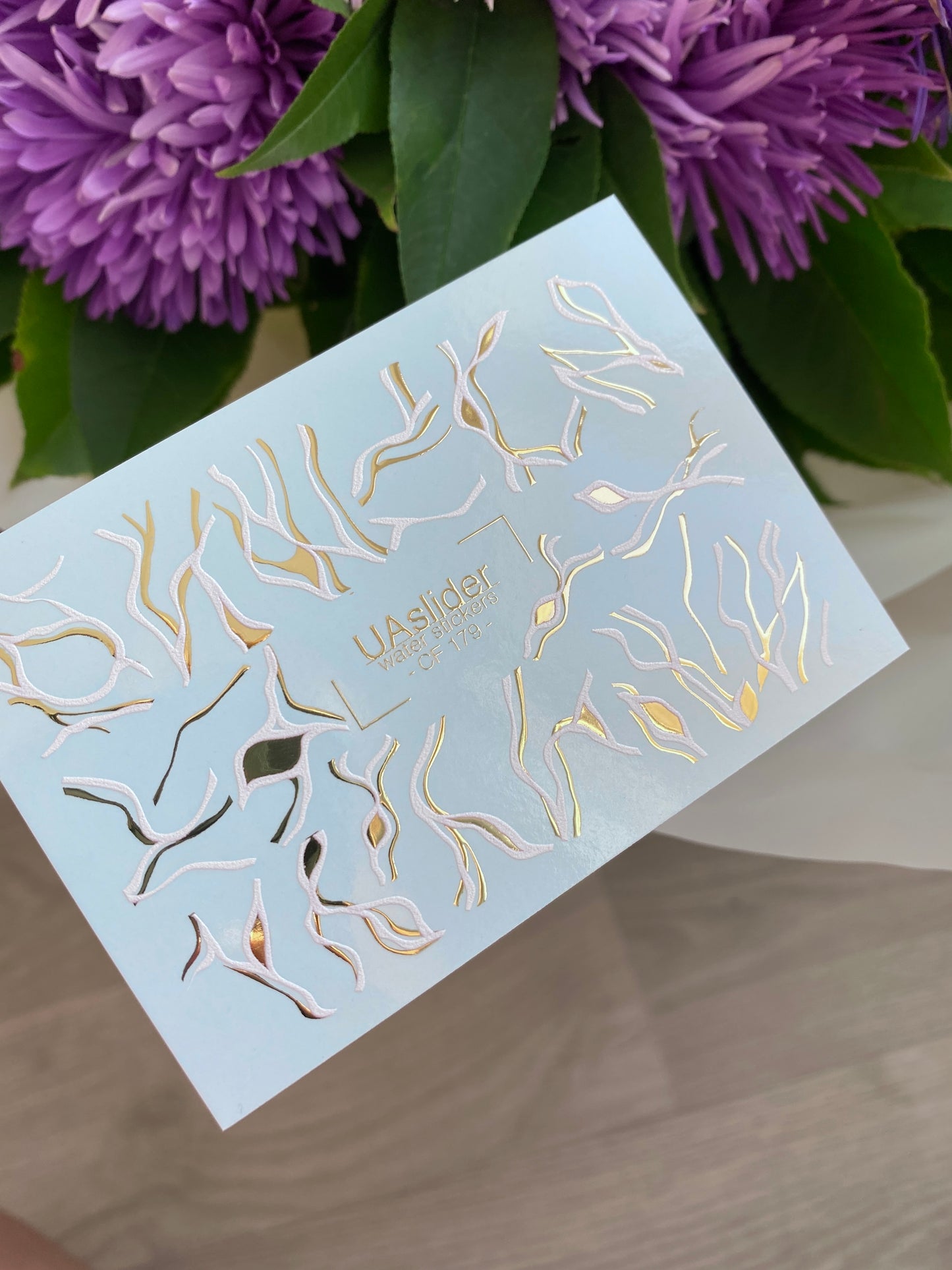 Nagel Wasserabziehbild CF-179 | Abstrakte Linien Nagel Wasserabziehbilder | Welliges Weiß & Gold Minimalistisches Design