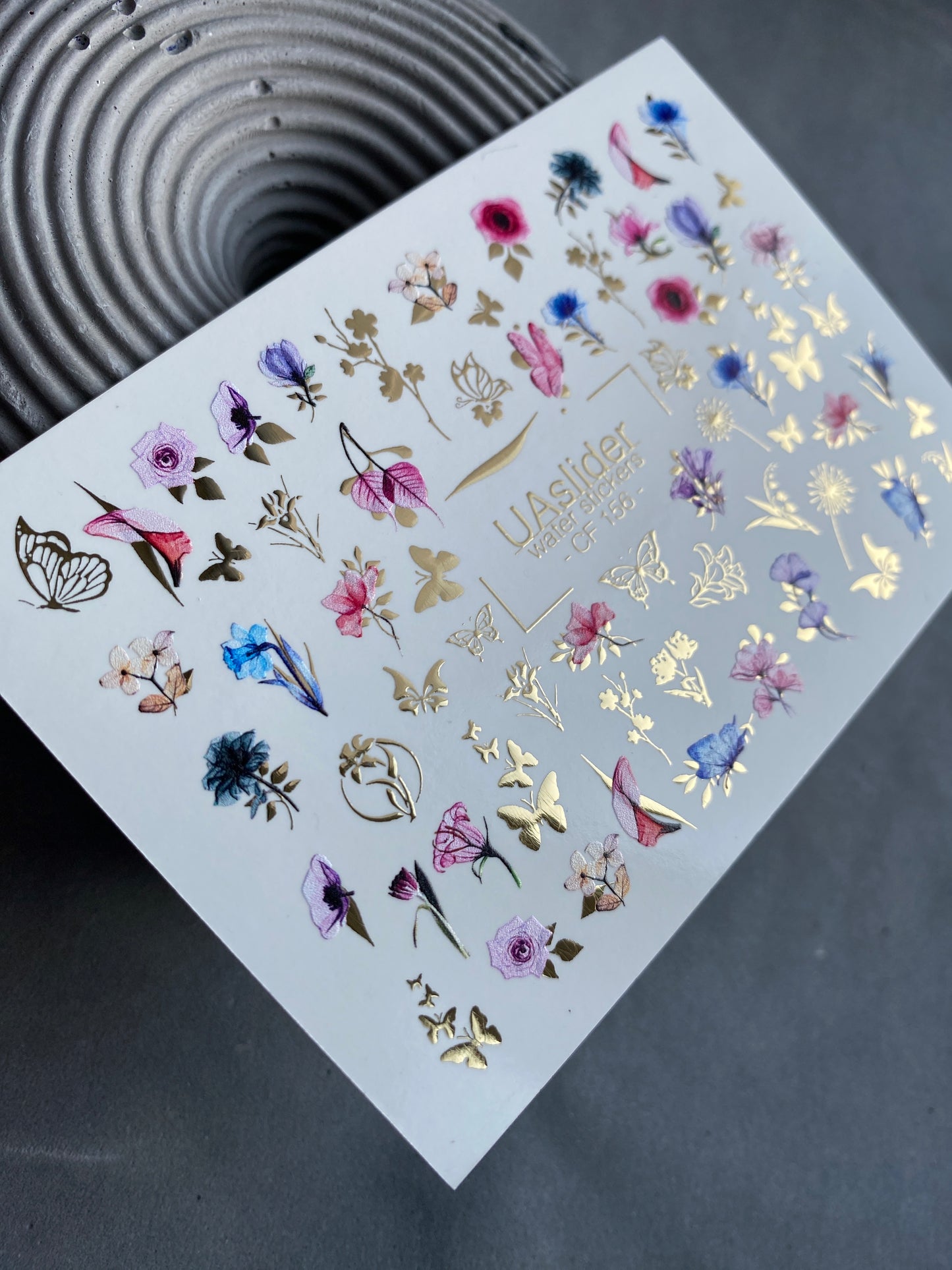 Nagel-Wasserabziehbild CF-156 | Zarte florale Wasser-Schiebefolien für Nägel | Rosa & blaue Blumen mit goldenen Folien-Schmetterlingen