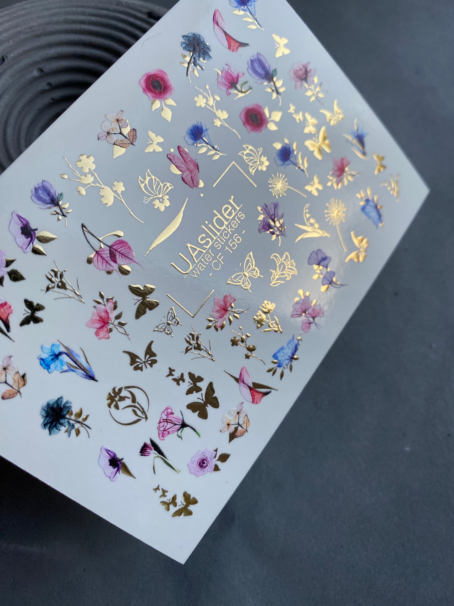 Nagel-Wasserabziehbild CF-156 | Zarte florale Wasser-Schiebefolien für Nägel | Rosa & blaue Blumen mit goldenen Folien-Schmetterlingen