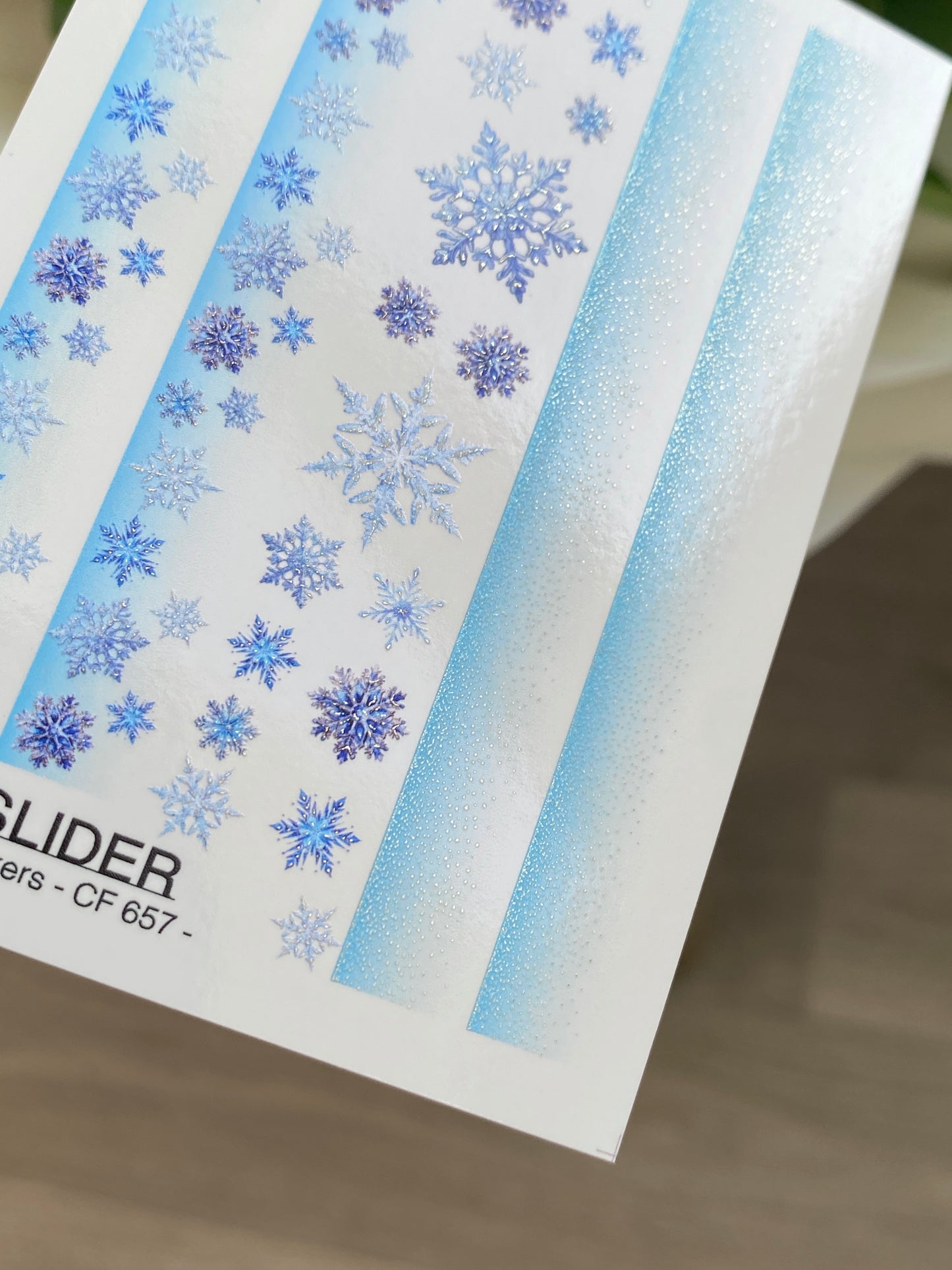 Nagel Wasserabziehbild CF-657 | Wasserfolien Nagelabziehbilder mit blauen Schneeflocken | Winter Farbverlauf Streifen