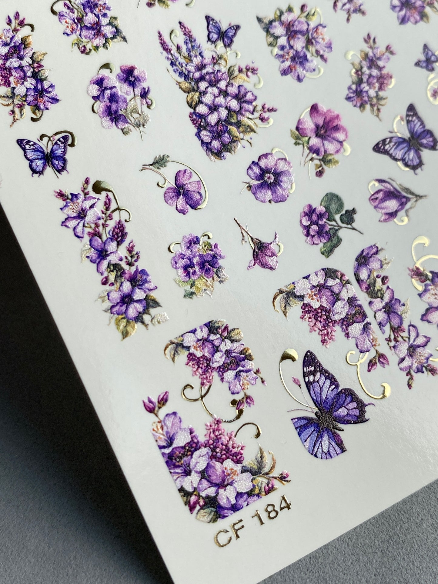 Nagel Wasserabziehbild CF-184 | Nagel Wasserabziehbilder | Lila Blumen & Schmetterlinge mit goldenen Akzenten