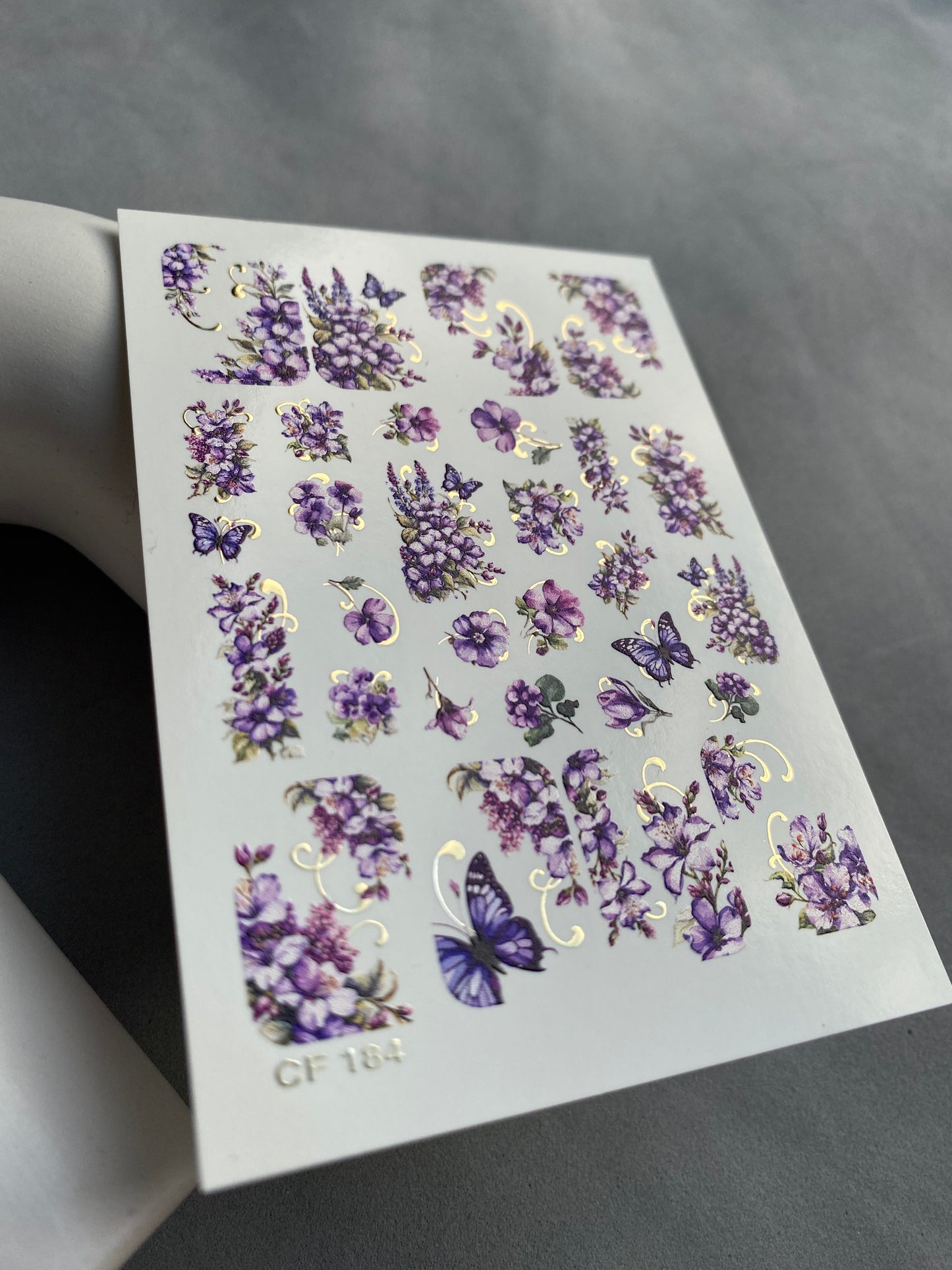 Nagel Wasserabziehbild CF-184 | Nagel Wasserabziehbilder | Lila Blumen & Schmetterlinge mit goldenen Akzenten