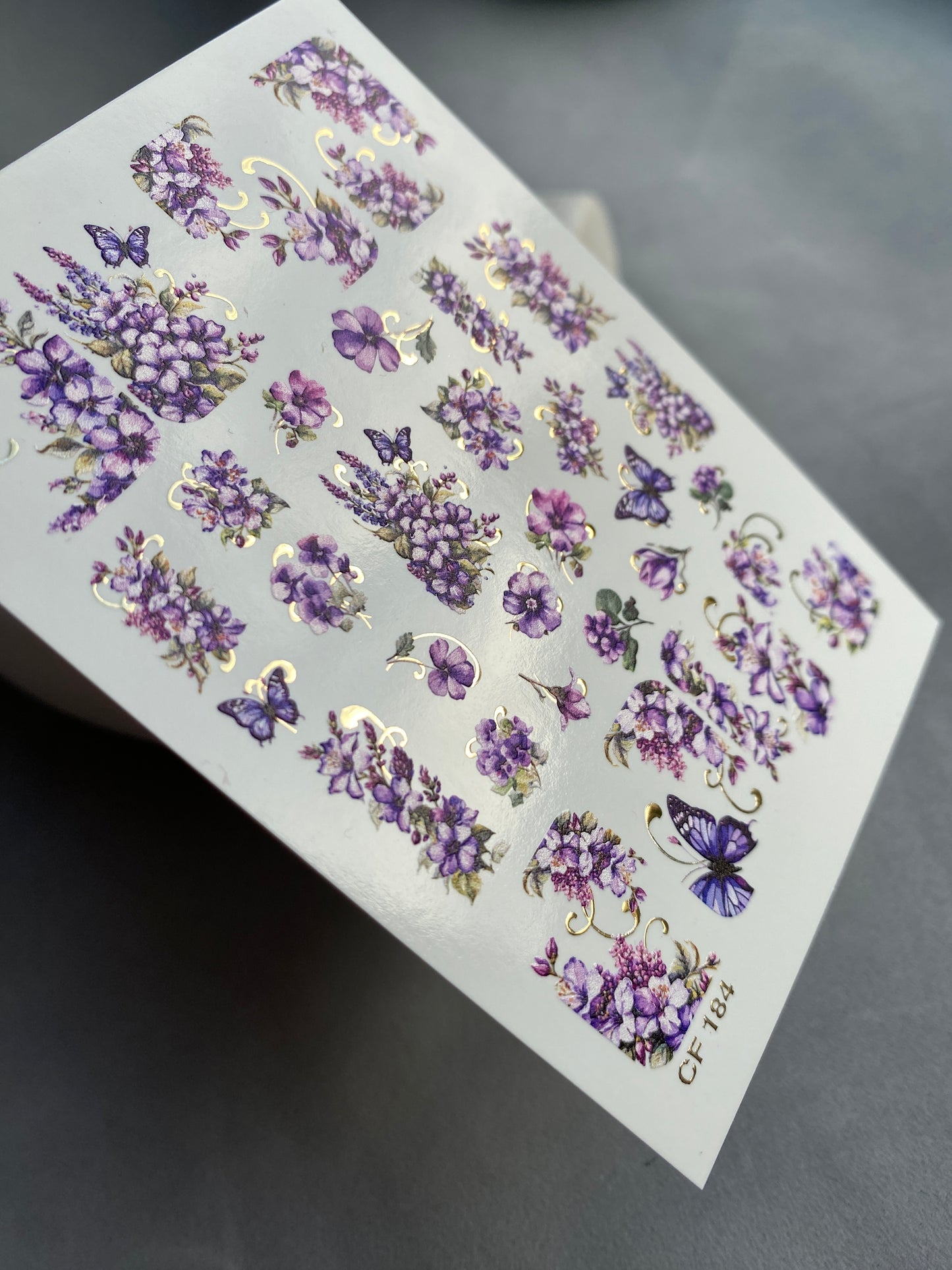 Nagel Wasserabziehbild CF-184 | Nagel Wasserabziehbilder | Lila Blumen & Schmetterlinge mit goldenen Akzenten
