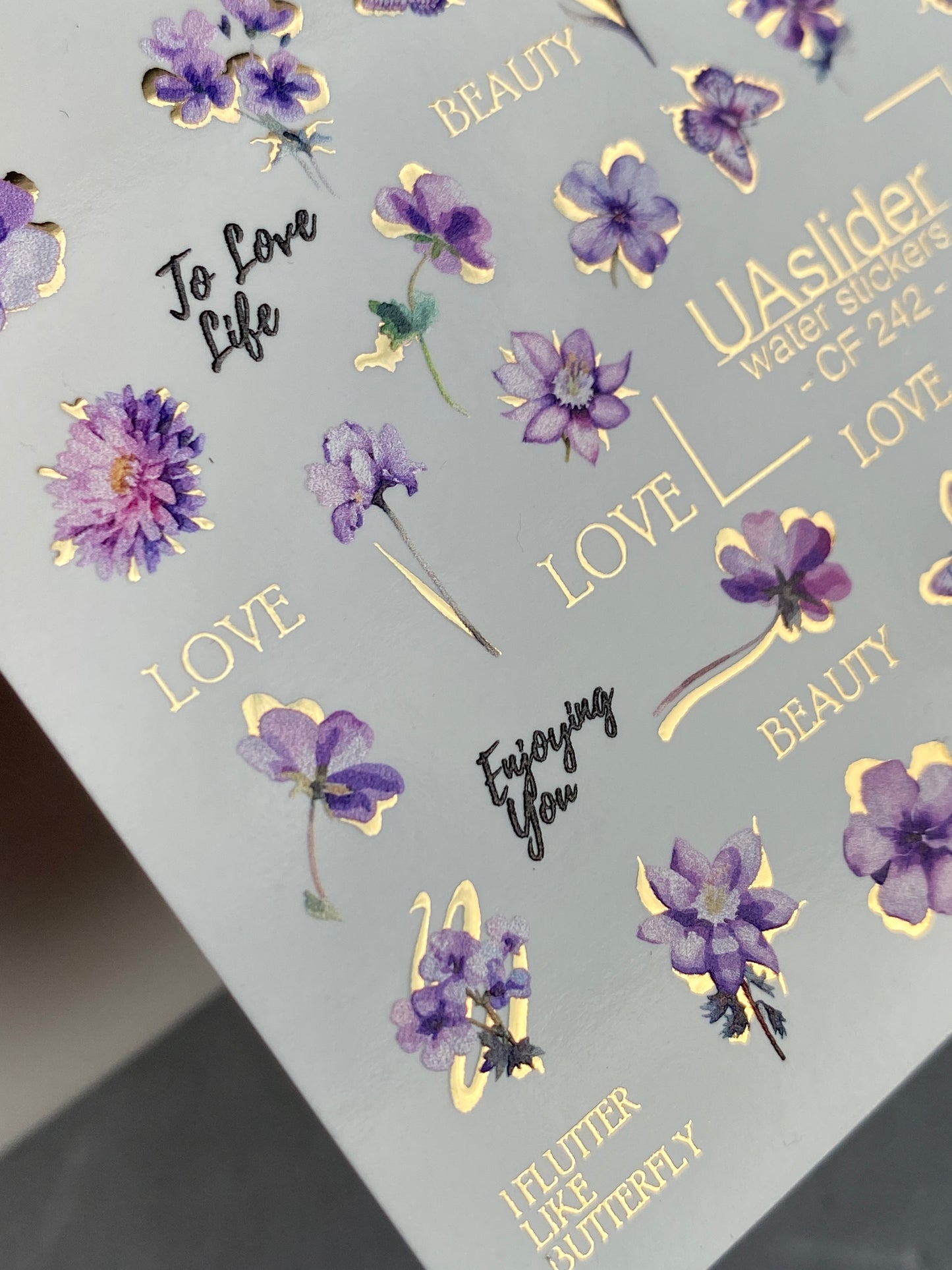 Nagel Wasserabziehbild CF-242 | Lila Florale Wasserfolien Nagelabziehbilder | Blumen, Schmetterlinge & Goldakzente