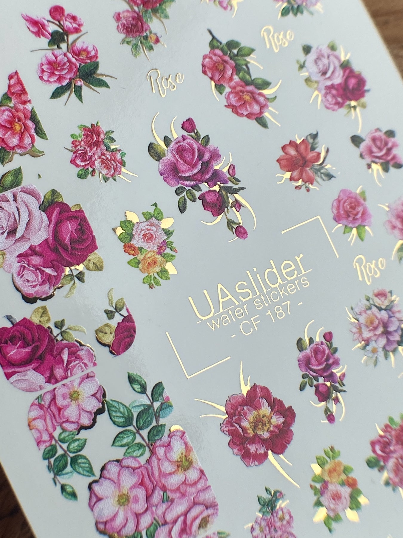 Nagel Wasserabziehbild CF-187 | Nagel Wasserabziehbilder | Rosa Rosengarten mit goldenen Akzenten