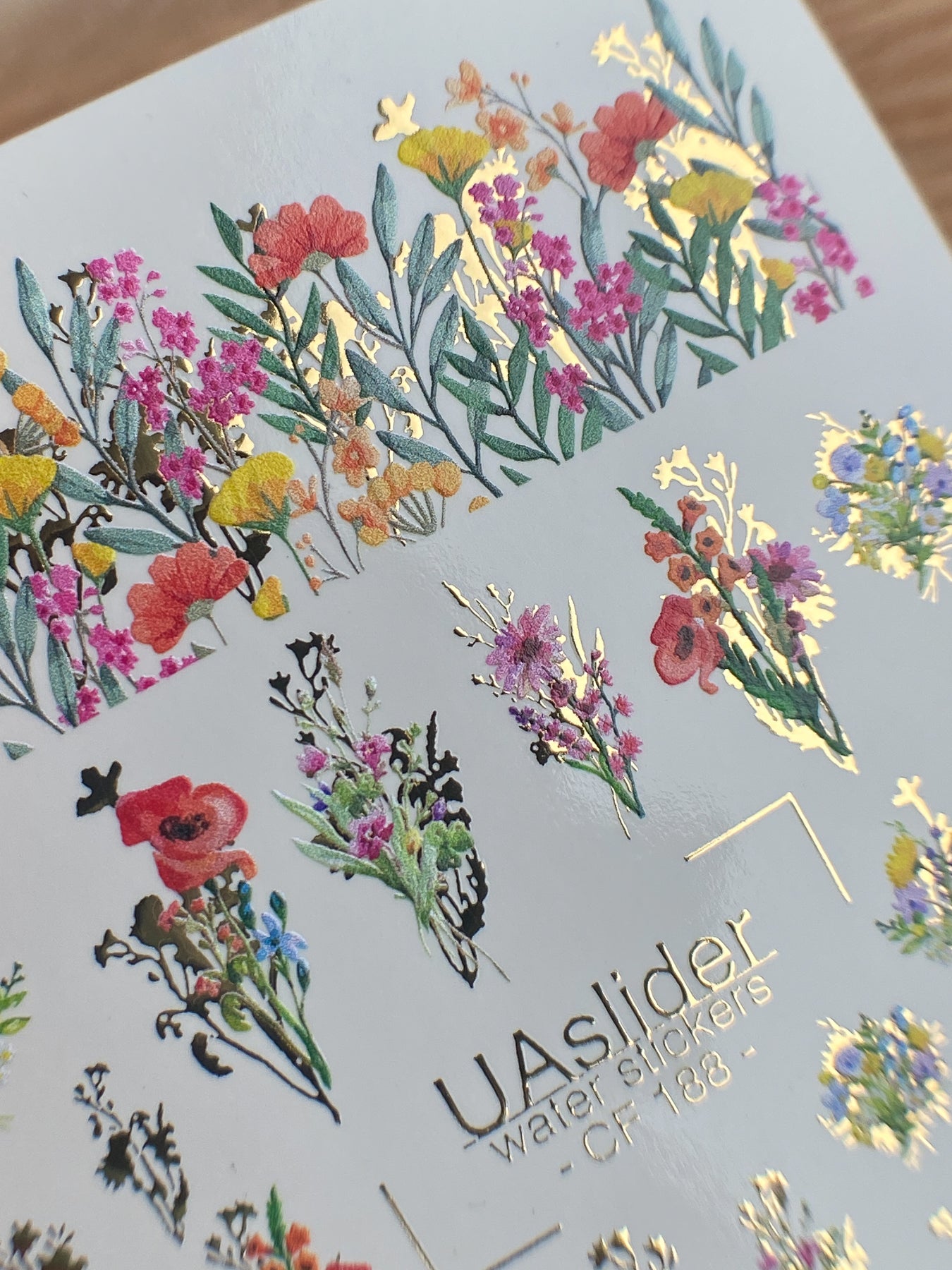 Nagel Wasserabziehbild CF-188 | Nagel Wasserabziehbilder | Wildblumensträuße mit goldenen Akzenten