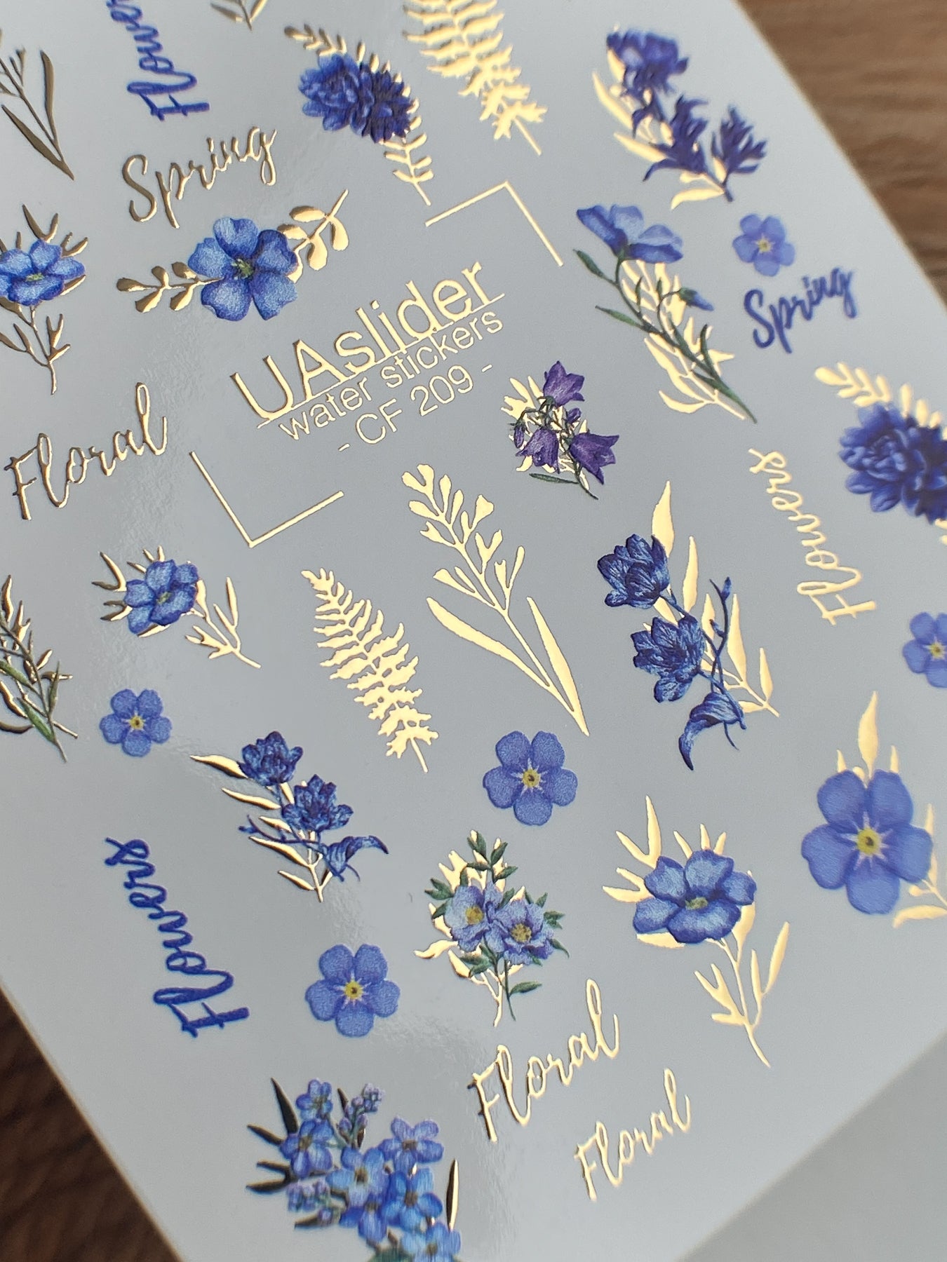 Nagel-Wasserabziehbild CF-209 | Nagel-Wasserabziehbilder | Blaue Wildblumen mit goldenen Folienakzenten