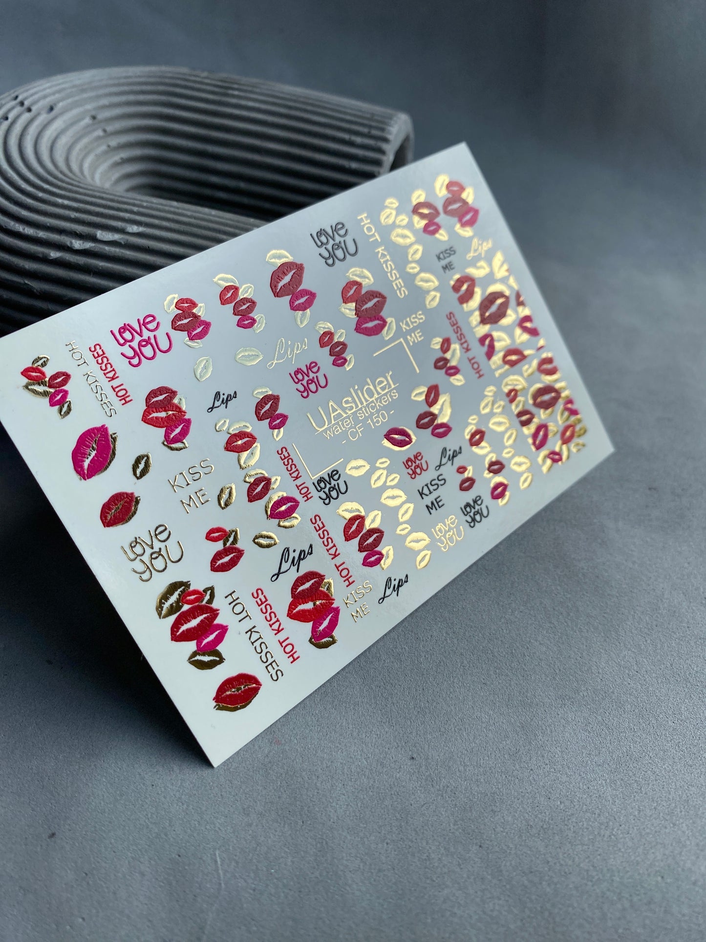 Adesivo para Unhas CF-150 | Adesivos Deslizantes para Unhas Kiss Print | Lábios Vermelhos, Frases de Amor e Folha Dourada