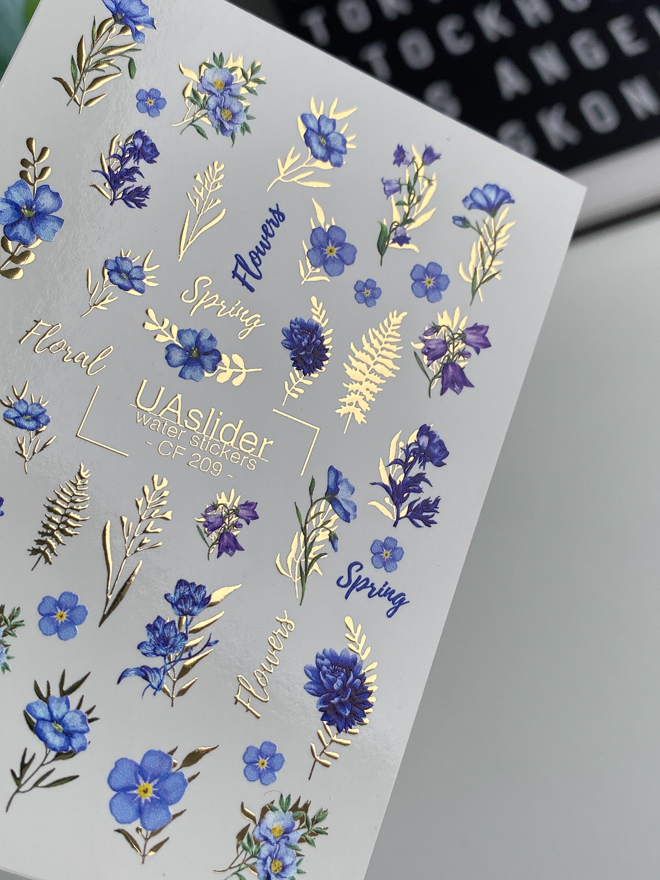 Nagel-Wasserabziehbild CF-209 | Nagel-Wasserabziehbilder | Blaue Wildblumen mit goldenen Folienakzenten