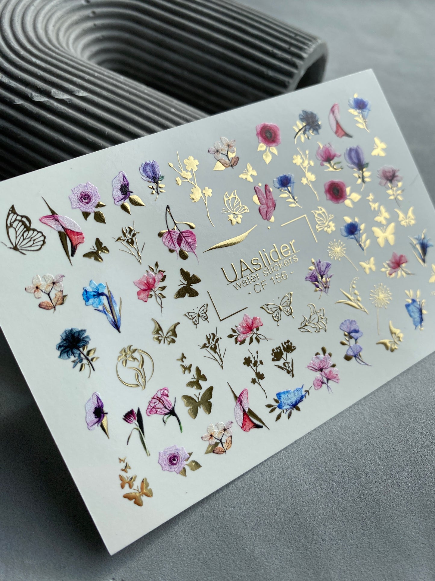 Nagel-Wasserabziehbild CF-156 | Zarte florale Wasser-Schiebefolien für Nägel | Rosa & blaue Blumen mit goldenen Folien-Schmetterlingen
