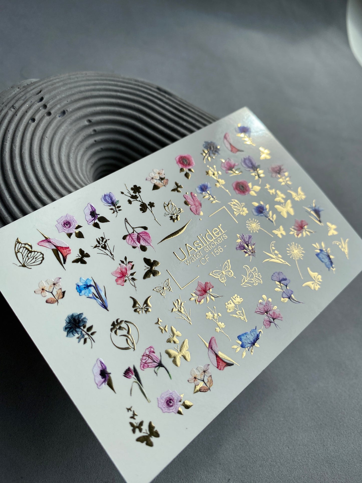 Nagel-Wasserabziehbild CF-156 | Zarte florale Wasser-Schiebefolien für Nägel | Rosa & blaue Blumen mit goldenen Folien-Schmetterlingen
