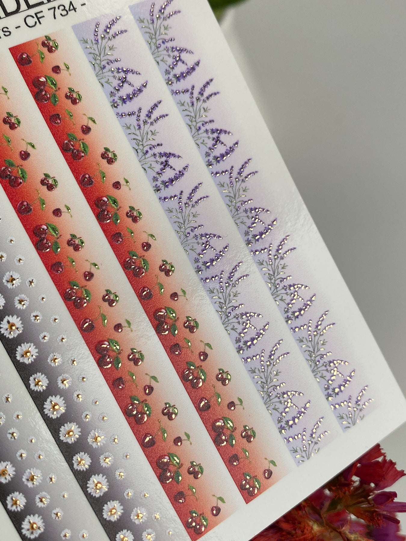 Nagel-Wasserabziehbild CF-734 | Wasserabzieh-Nagelaufkleber | Florale Streifen mit Gänseblümchen, Kirschen und Lavendel