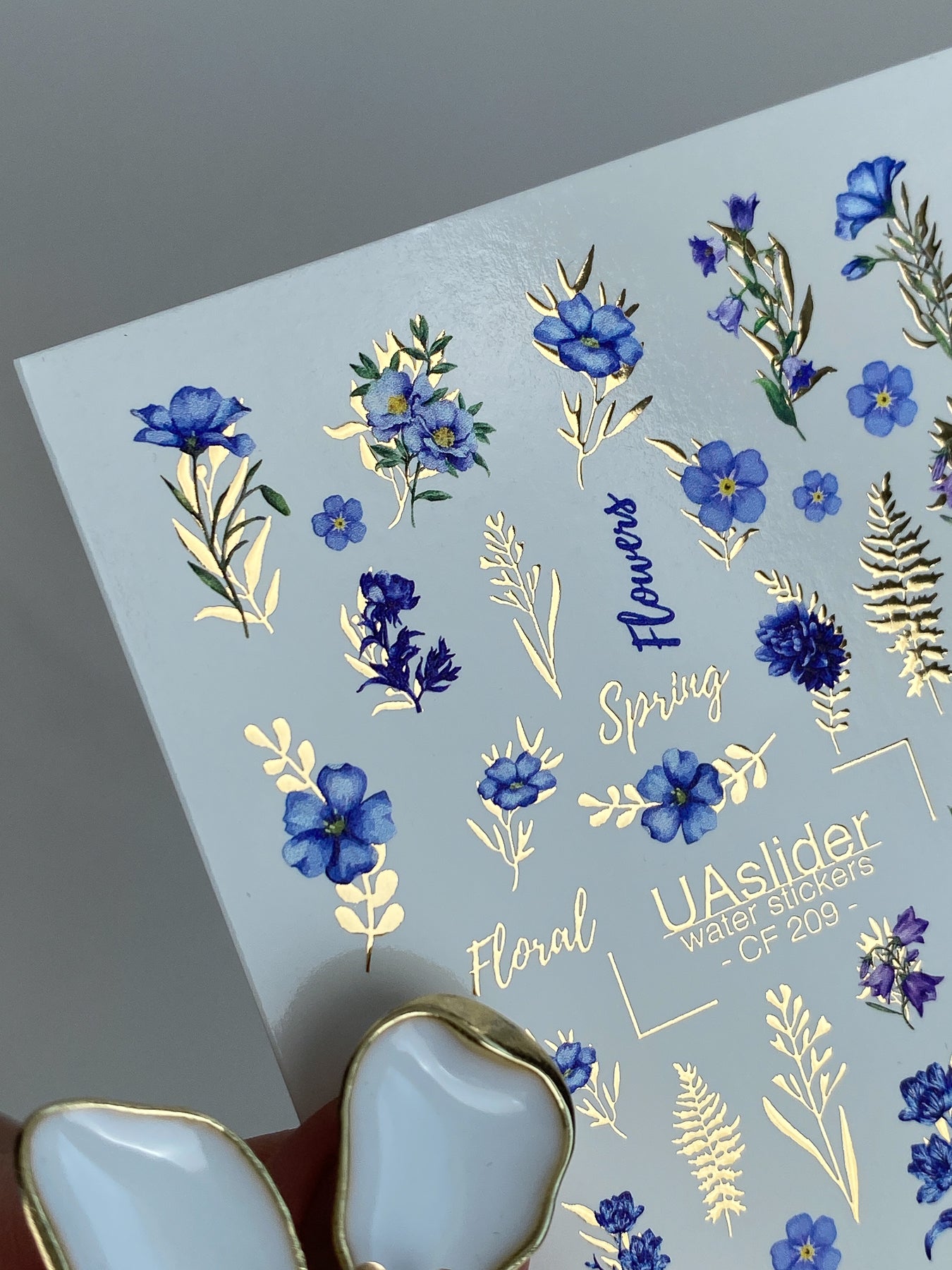 Nagel-Wasserabziehbild CF-209 | Nagel-Wasserabziehbilder | Blaue Wildblumen mit goldenen Folienakzenten