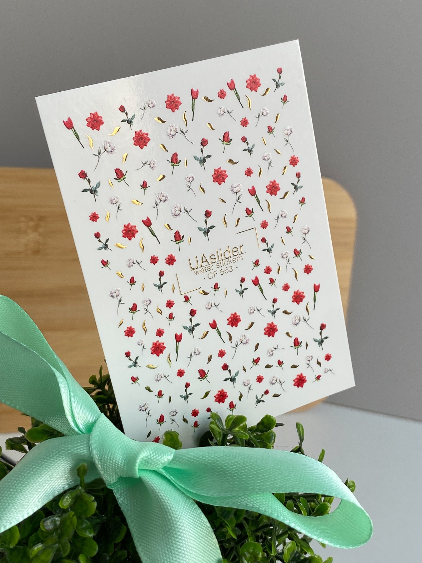 Décalcomanie d'eau pour ongles CF-553 | Décalcomanies pour ongles Roses rouges et fleurs | Autocollants d'eau élégants avec détails dorés