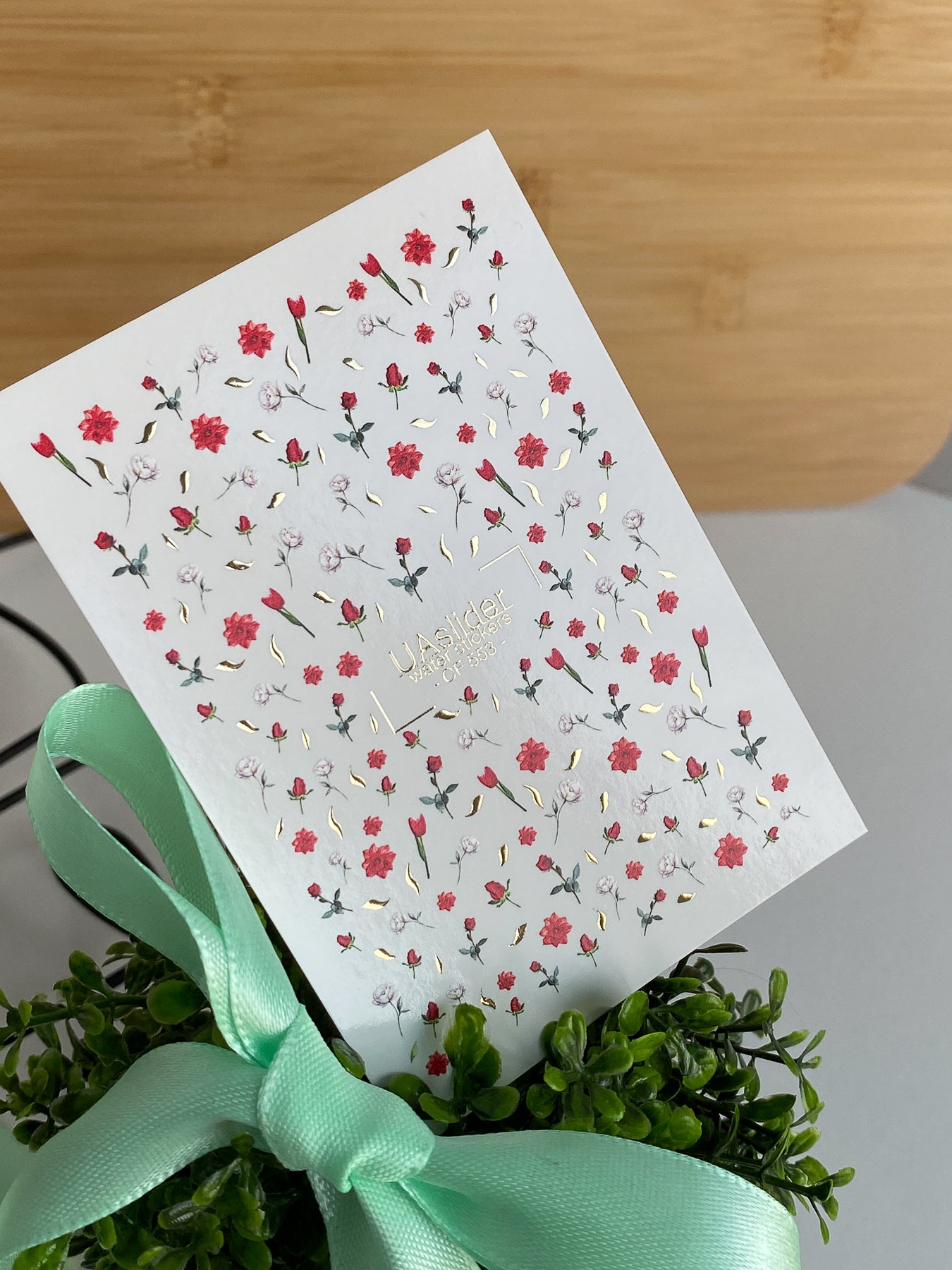 Décalcomanie d'eau pour ongles CF-553 | Décalcomanies pour ongles Roses rouges et fleurs | Autocollants d'eau élégants avec détails dorés