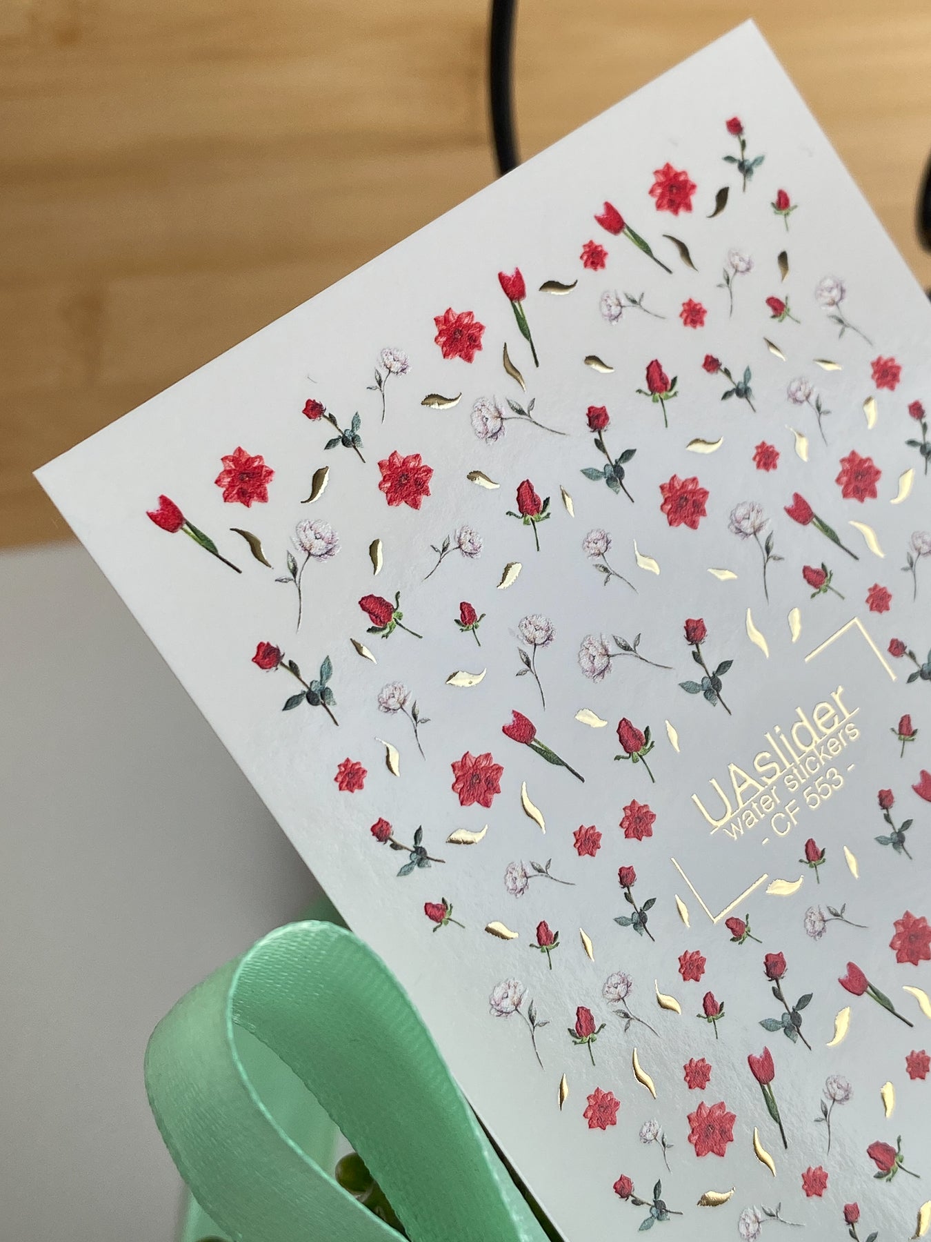 Décalcomanie d'eau pour ongles CF-553 | Décalcomanies pour ongles Roses rouges et fleurs | Autocollants d'eau élégants avec détails dorés