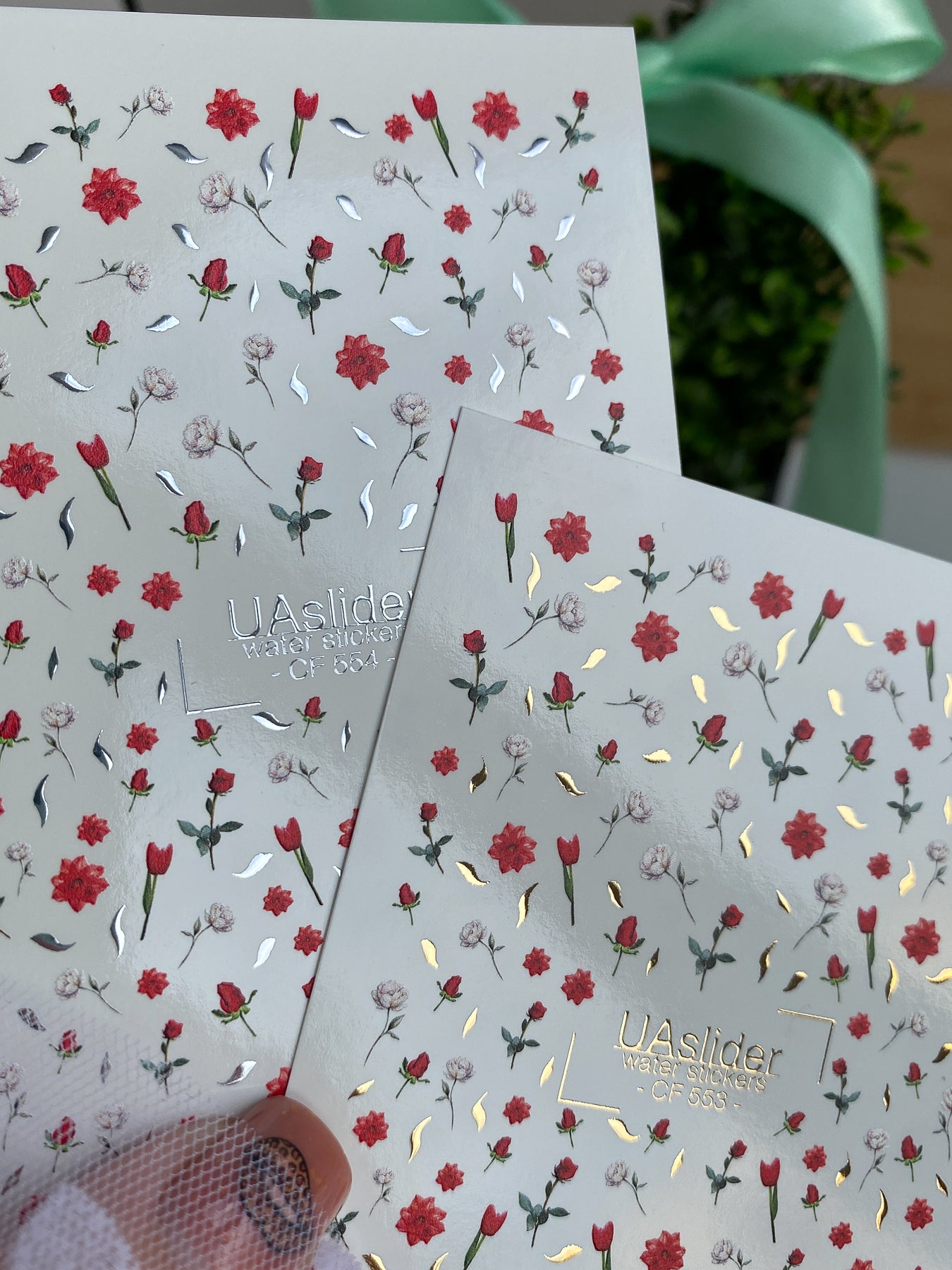 Décalcomanie d'eau pour ongles CF-553 | Décalcomanies pour ongles Roses rouges et fleurs | Autocollants d'eau élégants avec détails dorés