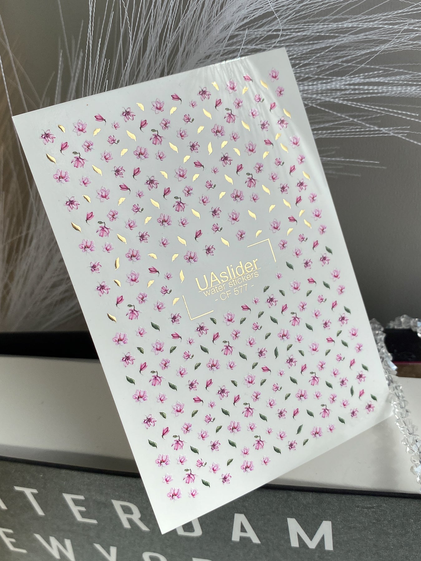 Nagel Wasserabziehbild CF-577 | Wasserabzieh-Nagelbilder mit winzigen rosa Blumen | Florale Nagelkunst mit goldenen Akzenten