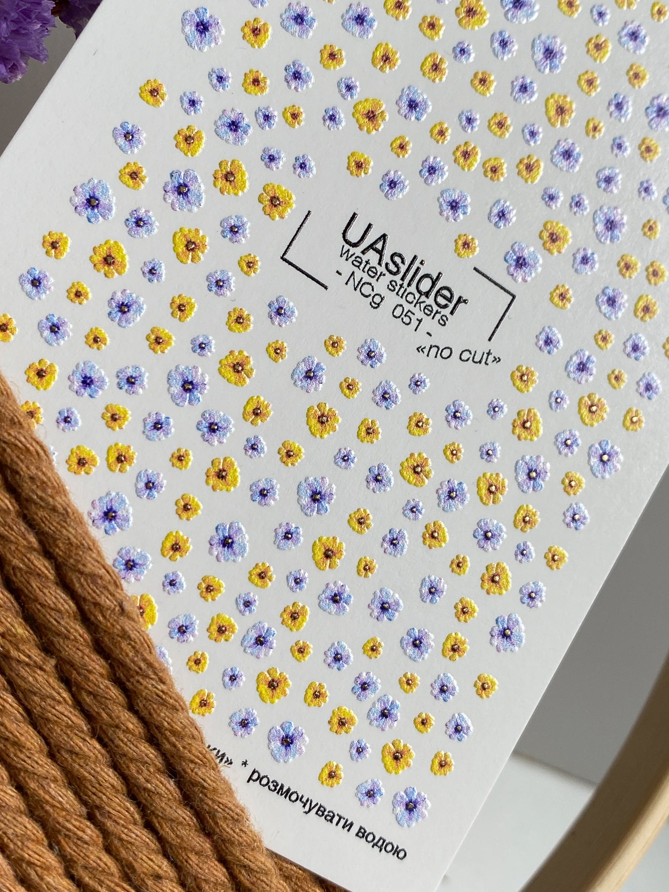 Adesivo para Unhas NCg-051 | Adesivos para Unhas Deslizantes na Água | Mini Flores Amarelas e Roxas