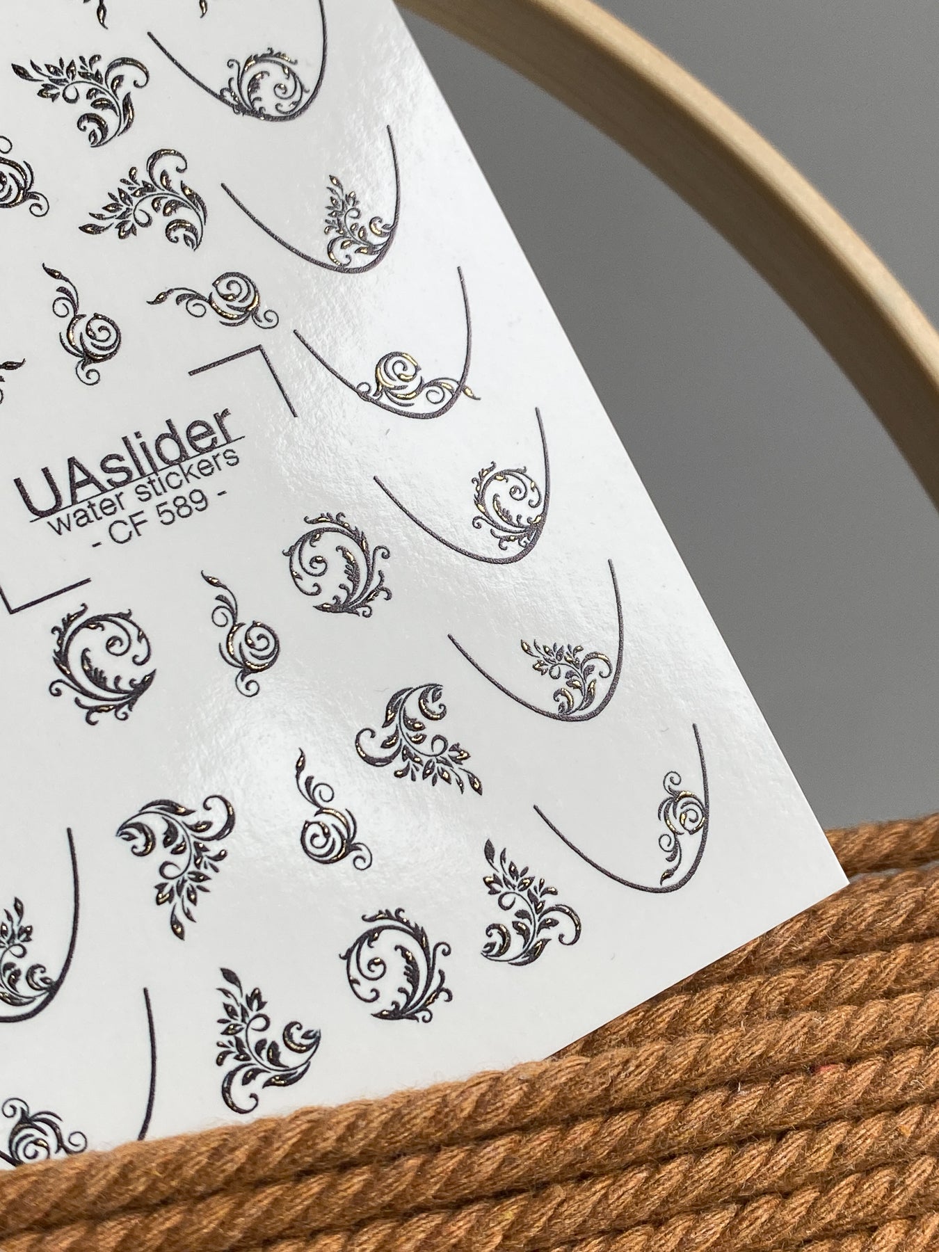 Adesivo de Água para Unhas CF-589 | Adesivos Elegantes de Água para Unhas com Arabescos Ornamentais | Adesivos Franceses para Unhas com Padrão Dourado