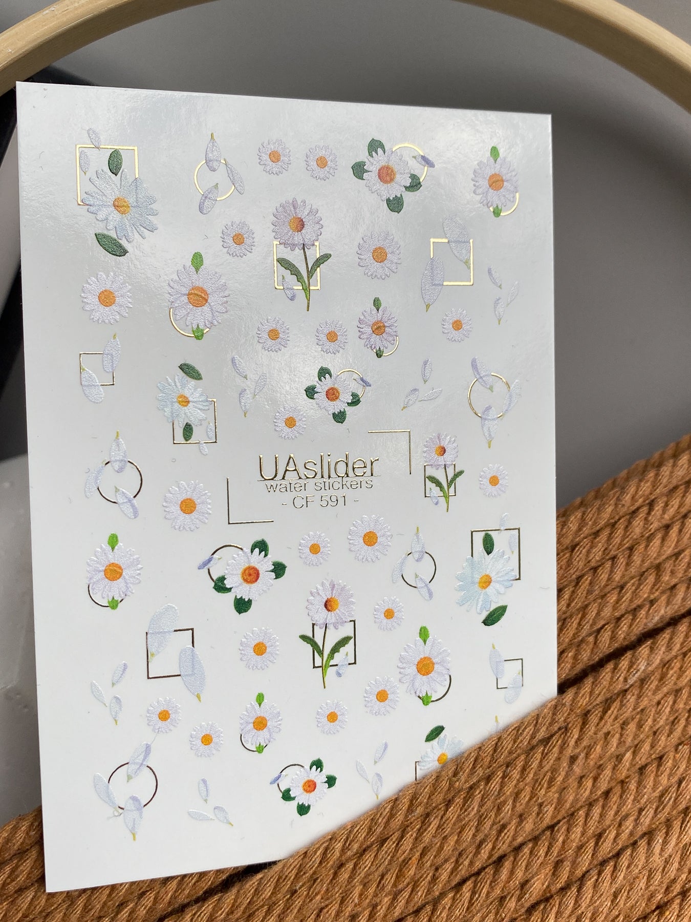 Nagel Wasserabziehbild CF-591 | Weiße Gänseblümchen Nagel Wasserabziehbilder | Sommerliche Blumen Nagelaufkleber mit goldenen Details