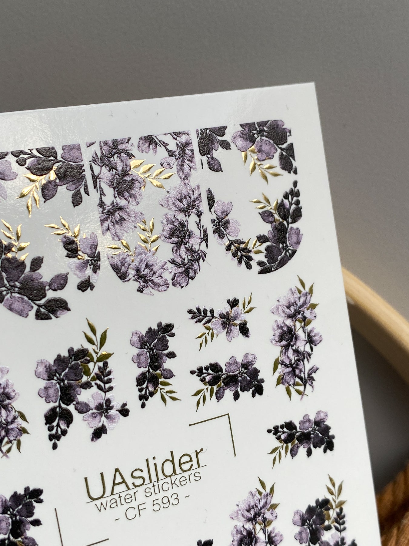 Nagel Wasserabziehbild CF-593 | Elegante lila florale Nagel Wasserabziehbilder | Vollflächige Aufkleber mit goldenen Details