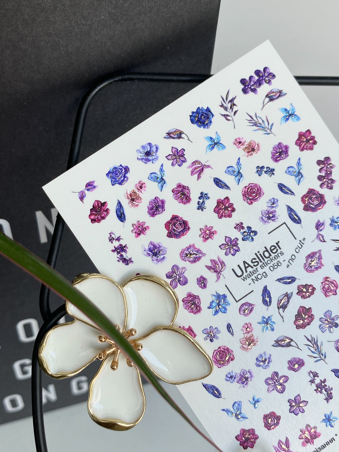 Nagel-Wasserabziehbild NCg-056 | Wasser-Schiebefolien für Nägel mit Blumen | Lila und Blaue Blüten