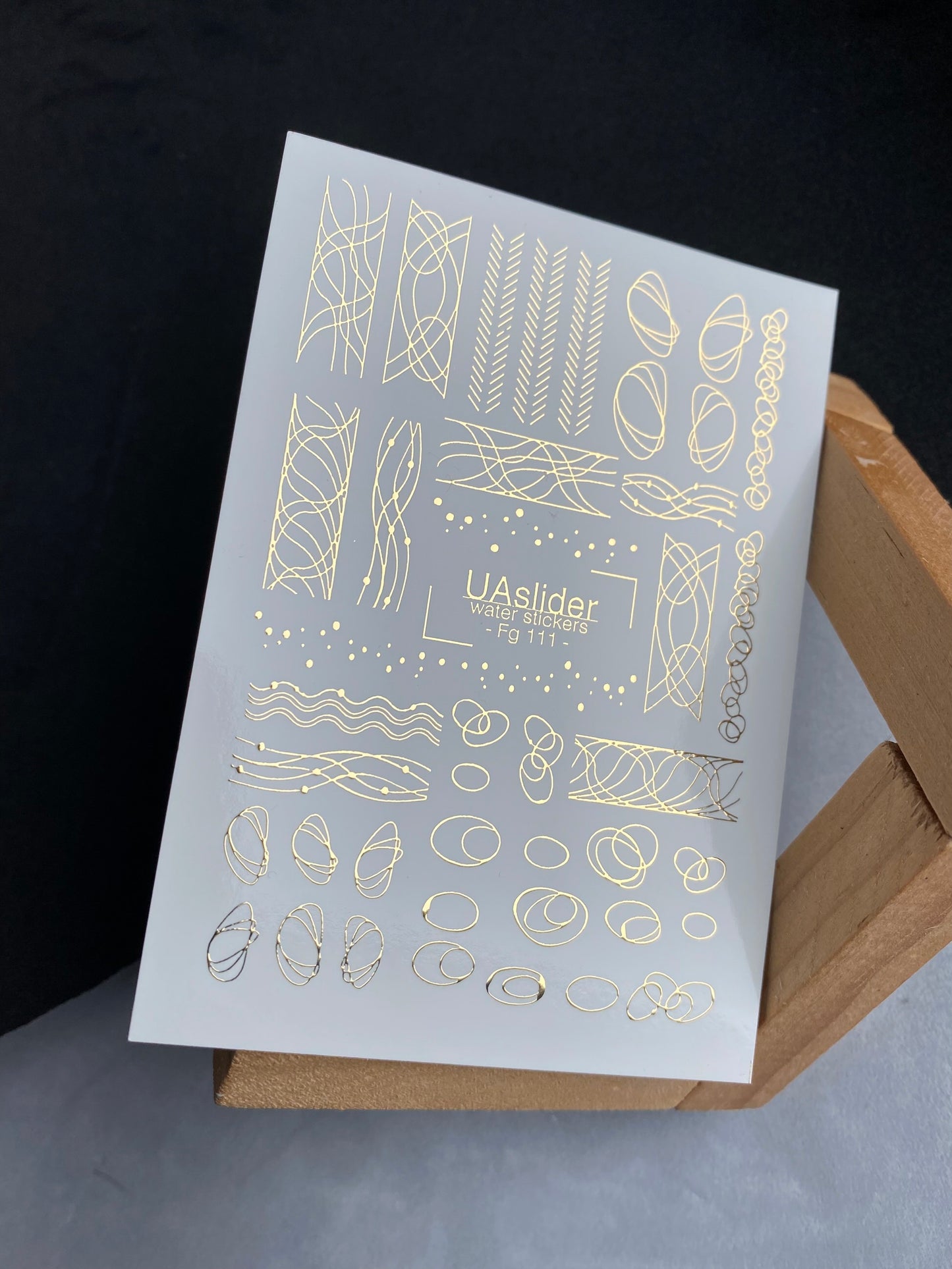 Nagel-Wasserabziehbild Fg-111 | Wasserabzieh-Nagelaufkleber mit goldenen abstrakten Linien | Moderner Minimalismus