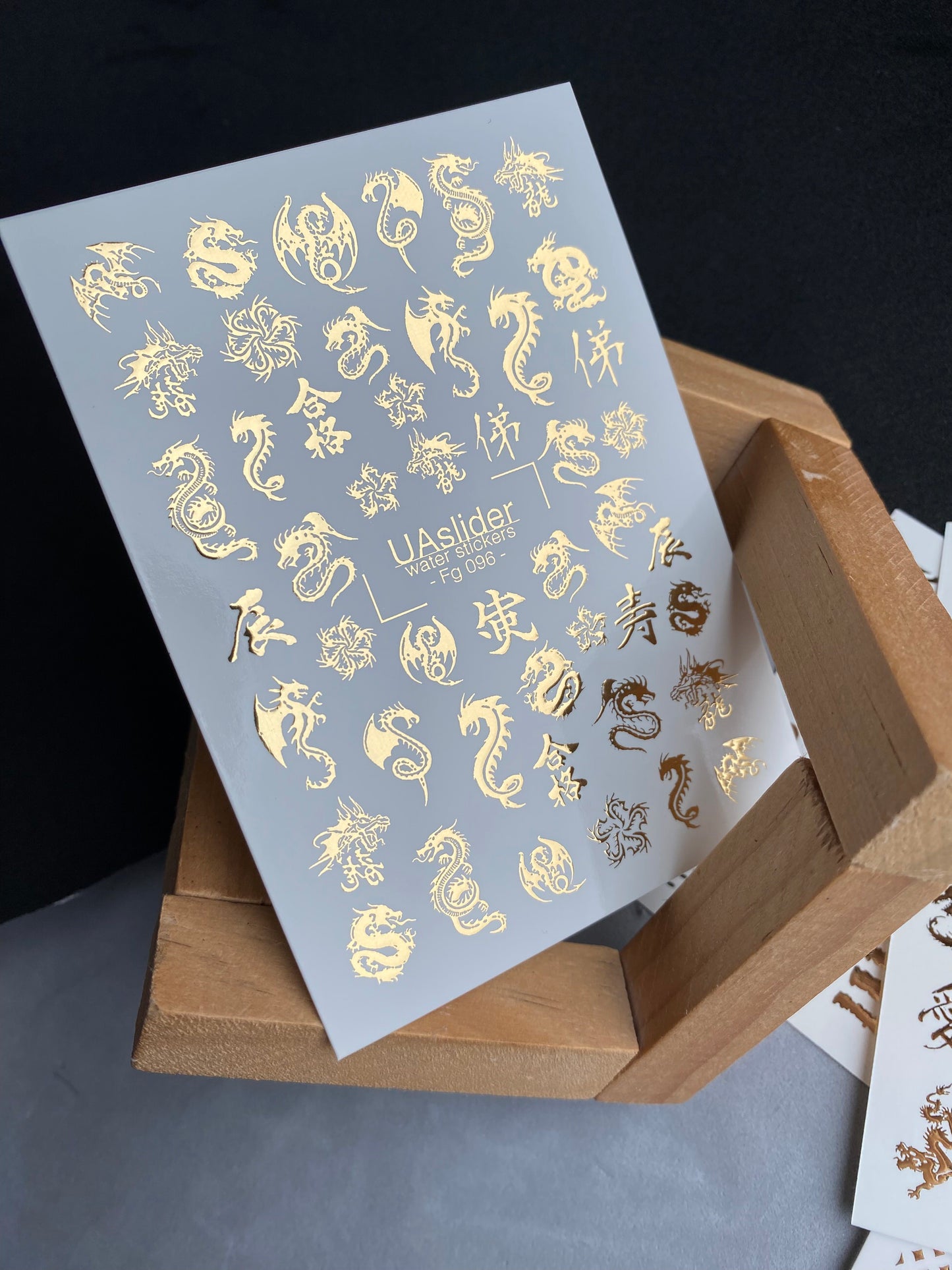 Adesivo per unghie Fg-096 | Adesivi per unghie a trasferimento ad acqua con draghi in foglia d'oro | Calligrafia cinese