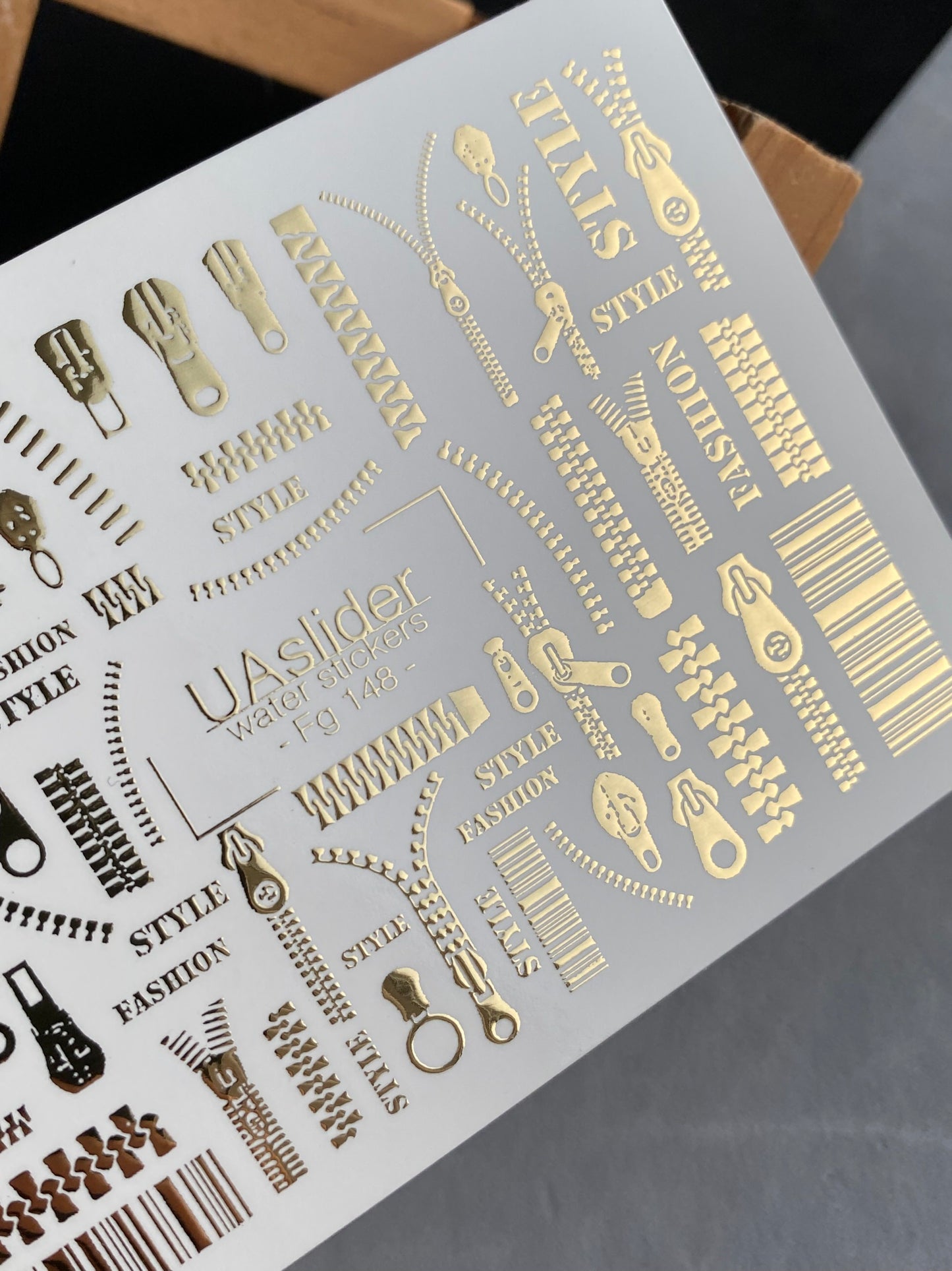 Nagel Water Decal Fg-148 | Water Slide Nagel Decals met Gouden Ritsen en Barcode | Modieuze Stijl Nagelkunst